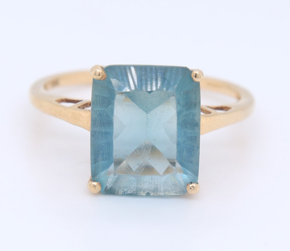 10K Yellow Gold blue Topaz Ring: 10K yellow gold blue topaz ring. 3.3 grams. Size: 9.5.