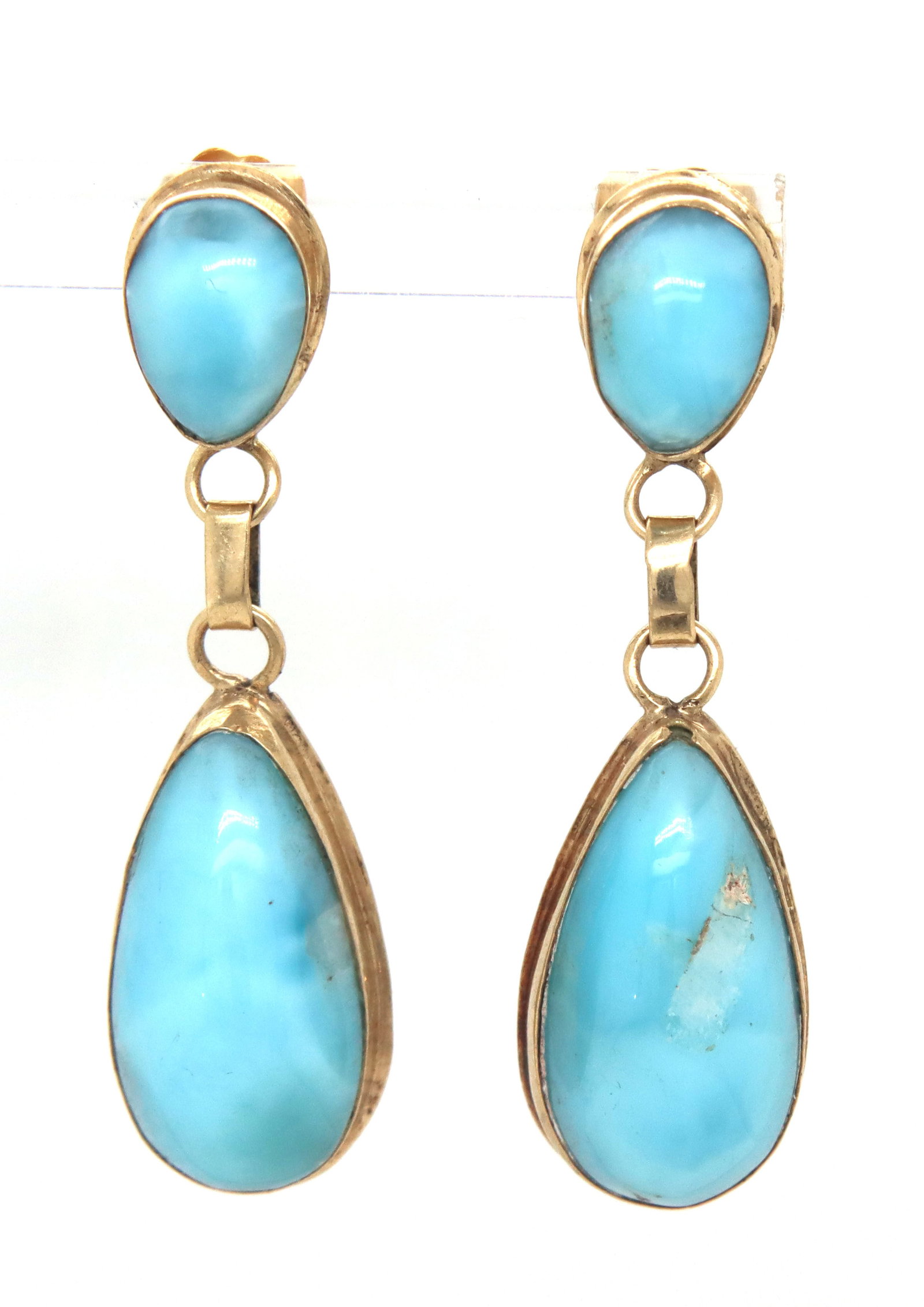 14kt Yellow gold Lamiar dangle earrings: 14kt Yellow gold Lamiar dangle earrings. The total weight of the earrings is 6.1 grams.