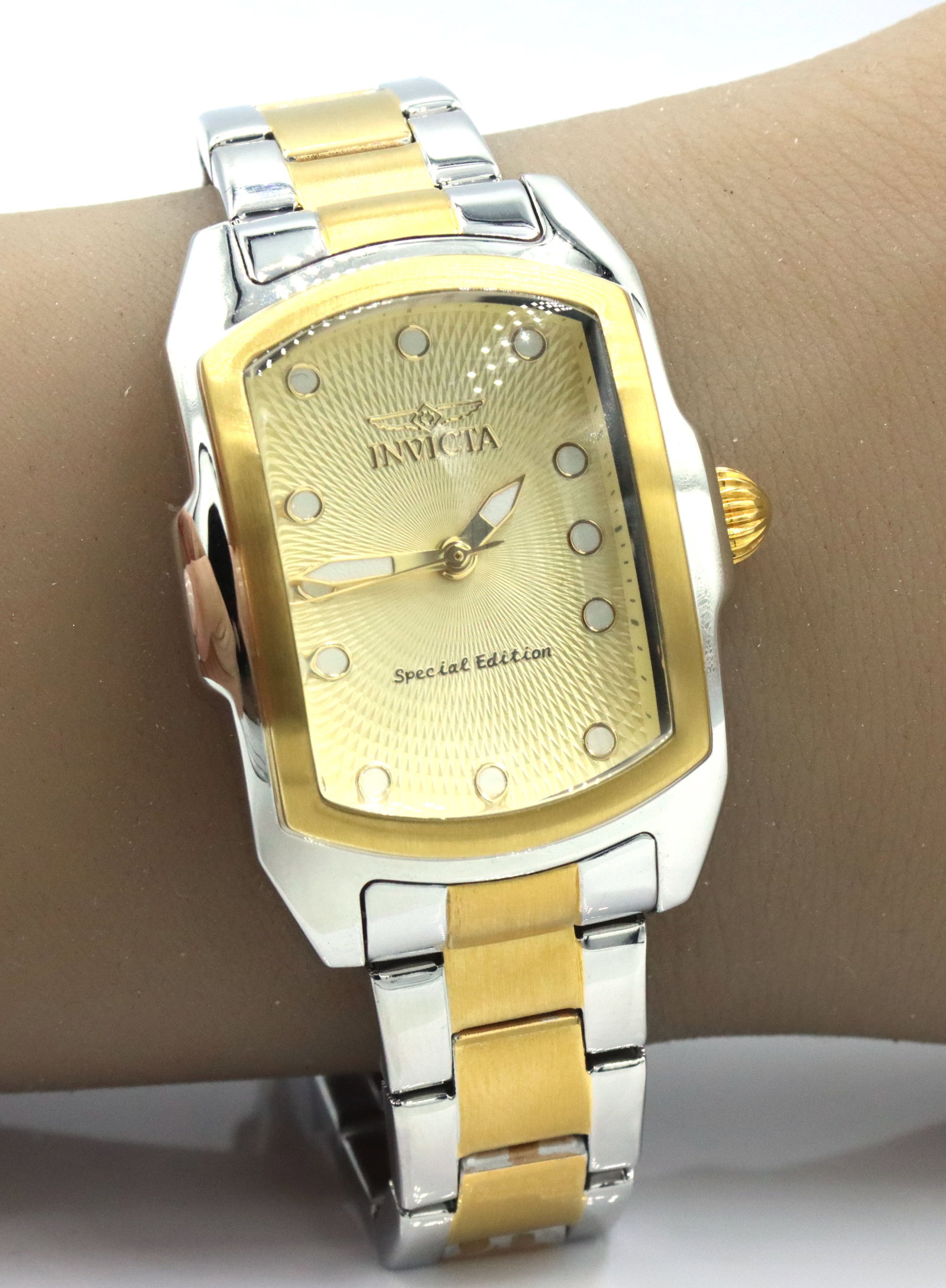 Invicta Lupah special Edition two tone watch: Invicta Lupah special Edition two tone 7.25-inch watch with extra 2 links. The total weight of the watch is 90.1 grams.