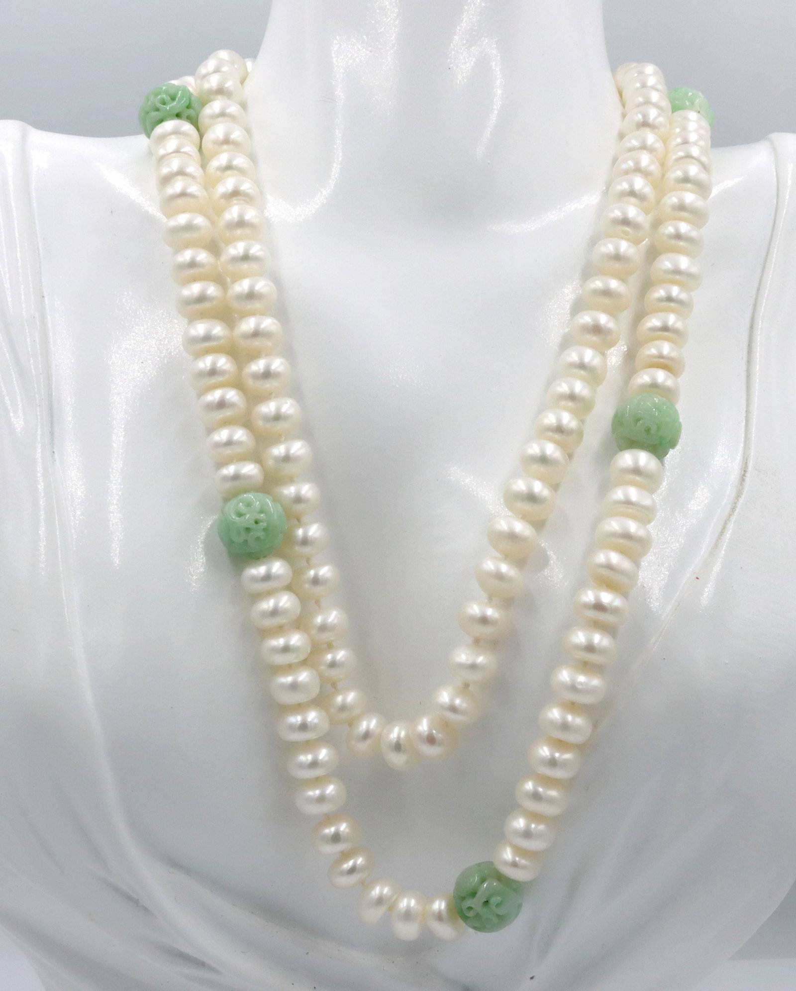 Pearl and Jade long necklace: Pearl and Jade long 32-inch necklace. The total weight of the necklace is 85.7 grams.