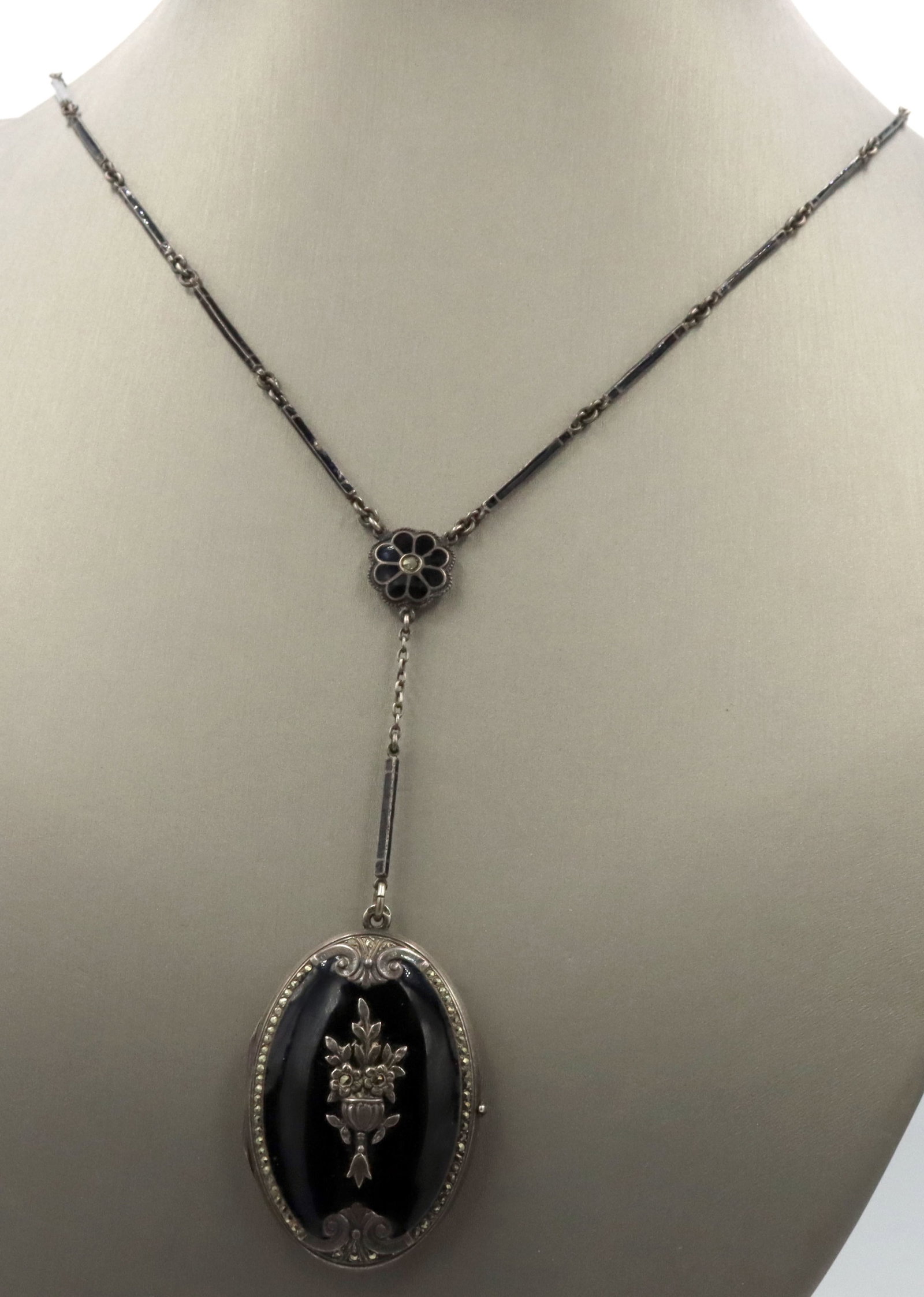 Vintage 925 sterling silver black onyx photo locket pendant lariat necklace: Vintage 925 sterling silver black onyx photo locket pendant lariat necklace. The total weight of the necklace is 27.9 grams.