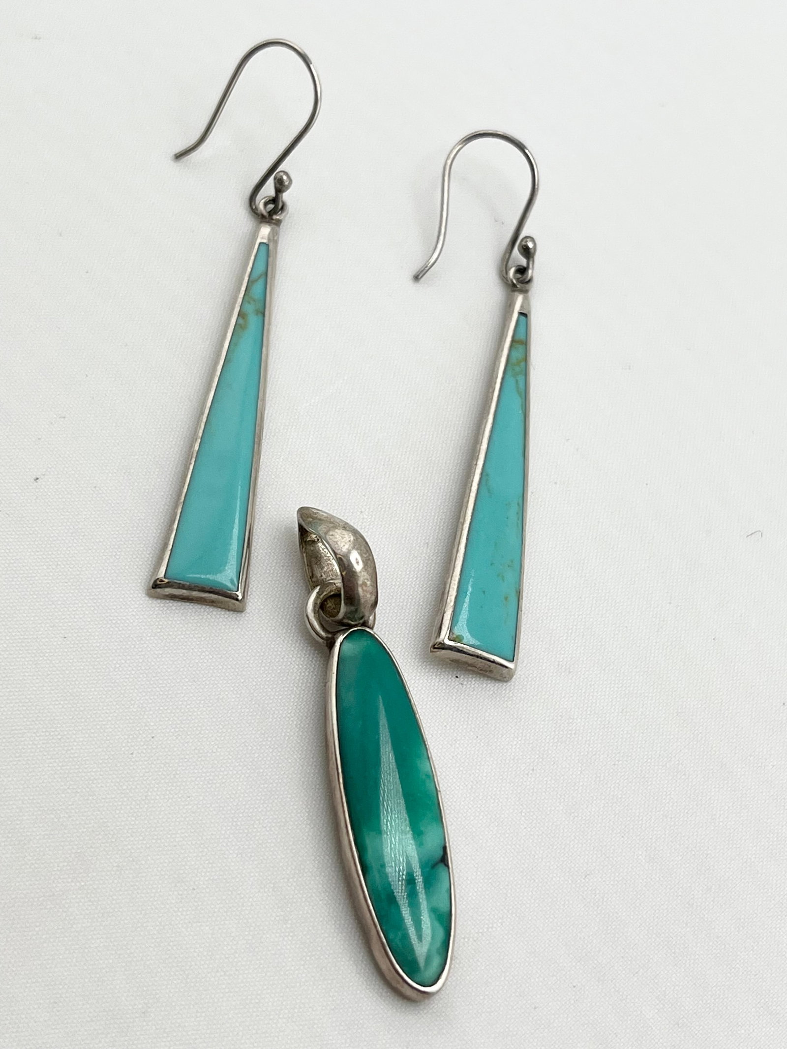 925 Sterling Silver Mexican Turquoise Dangle Earrings And A Matching Oval shaped Pendant (1 of 6)