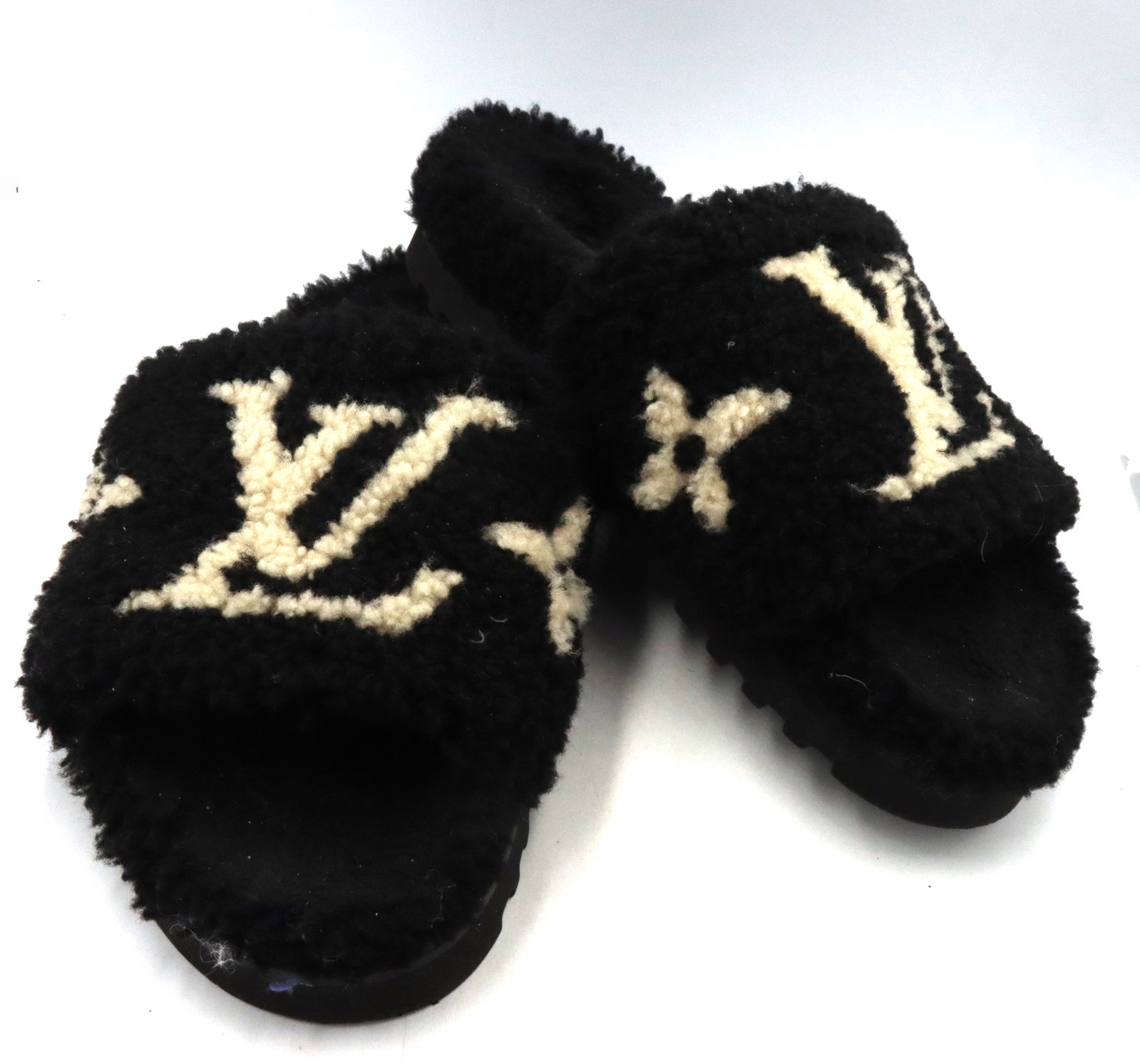 Louis Vuitton black white shearling Paseo flat Comfort mules: Louis Vuitton black white shearling Paseo flat Comfort mules. Comes with Louis Vuitton box. Size 36. Made in Italy.