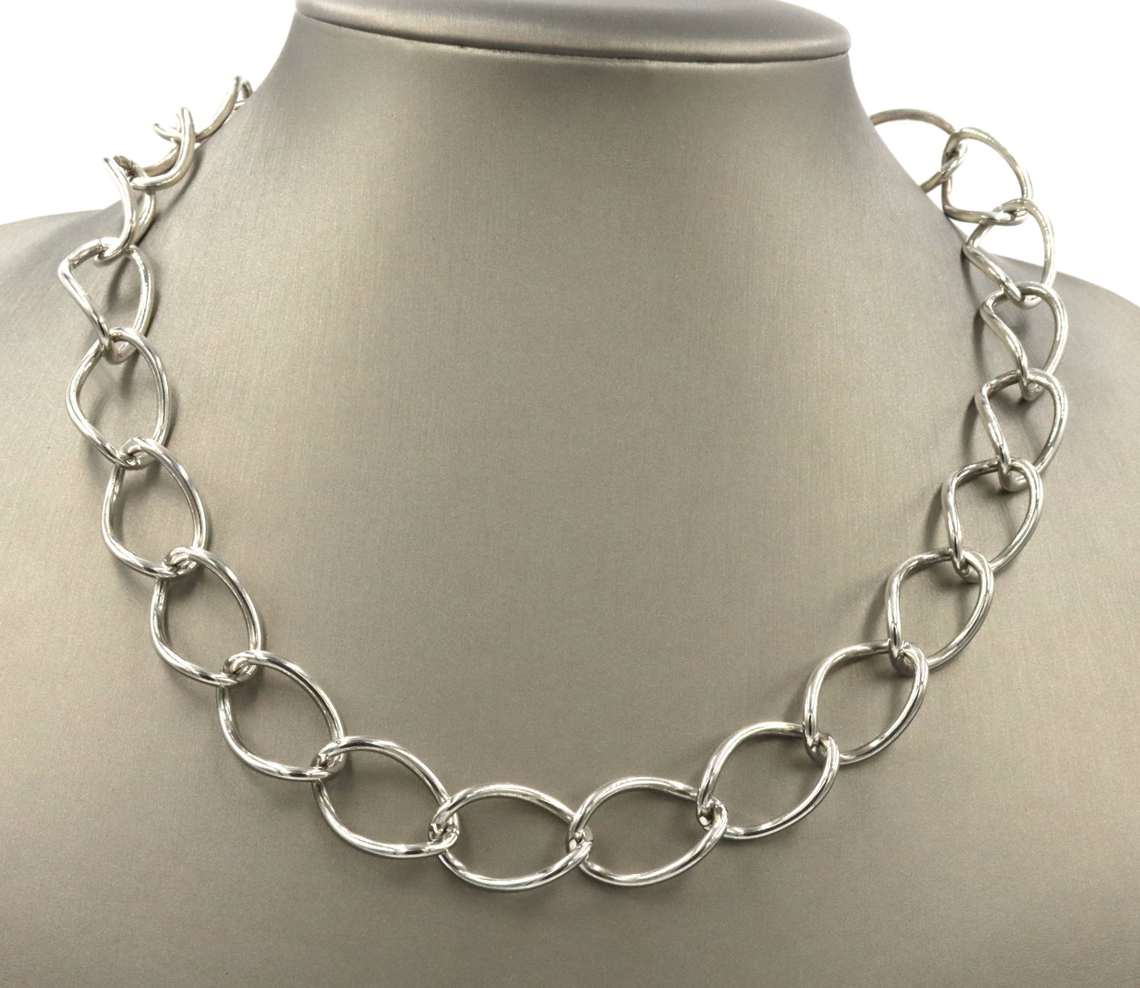925 Sterling silver oval link necklace: 925 Sterling silver oval link 18-inch necklace. The total weight of the necklace is 46.72 grams.
