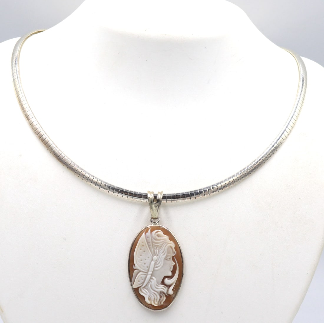 925 Sterling silver Cameo pendant on Italian omega chain: 925 Sterling silver Cameo pendant on Italian 16 inches omega chain necklace. Total weight of necklace is 24.4 grams.