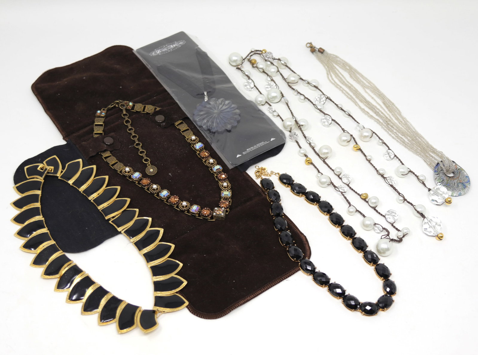 Group lot of fashion Jewelry: Group lot of fashion Jewelry. Total weight of lot is 502.9 grams.