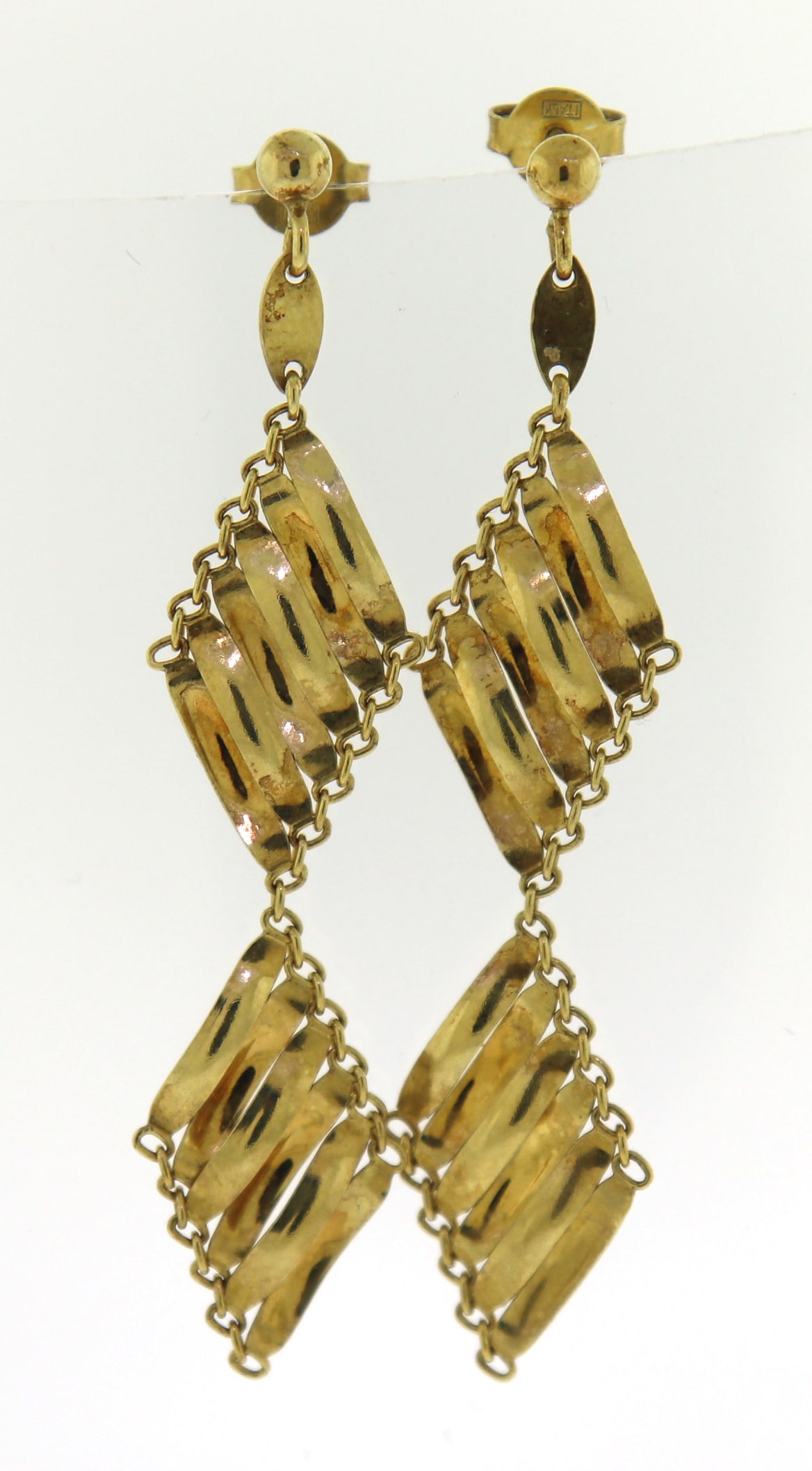 925 Sterling silver dangle earrings: 925 Sterling silver dangle earrings. Total weight of earrings is 3.9 grams.