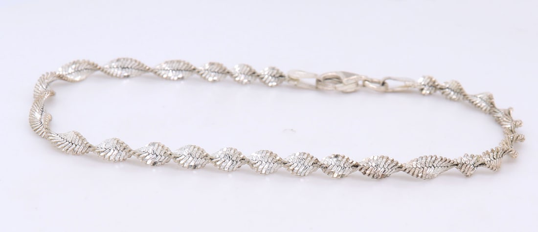 Italian 925 sterling silver rope bracelet: Italian 925 sterling silver rope 7 inches bracelet with lobster clasp. Total weight of bracelet 3.66 grams.
