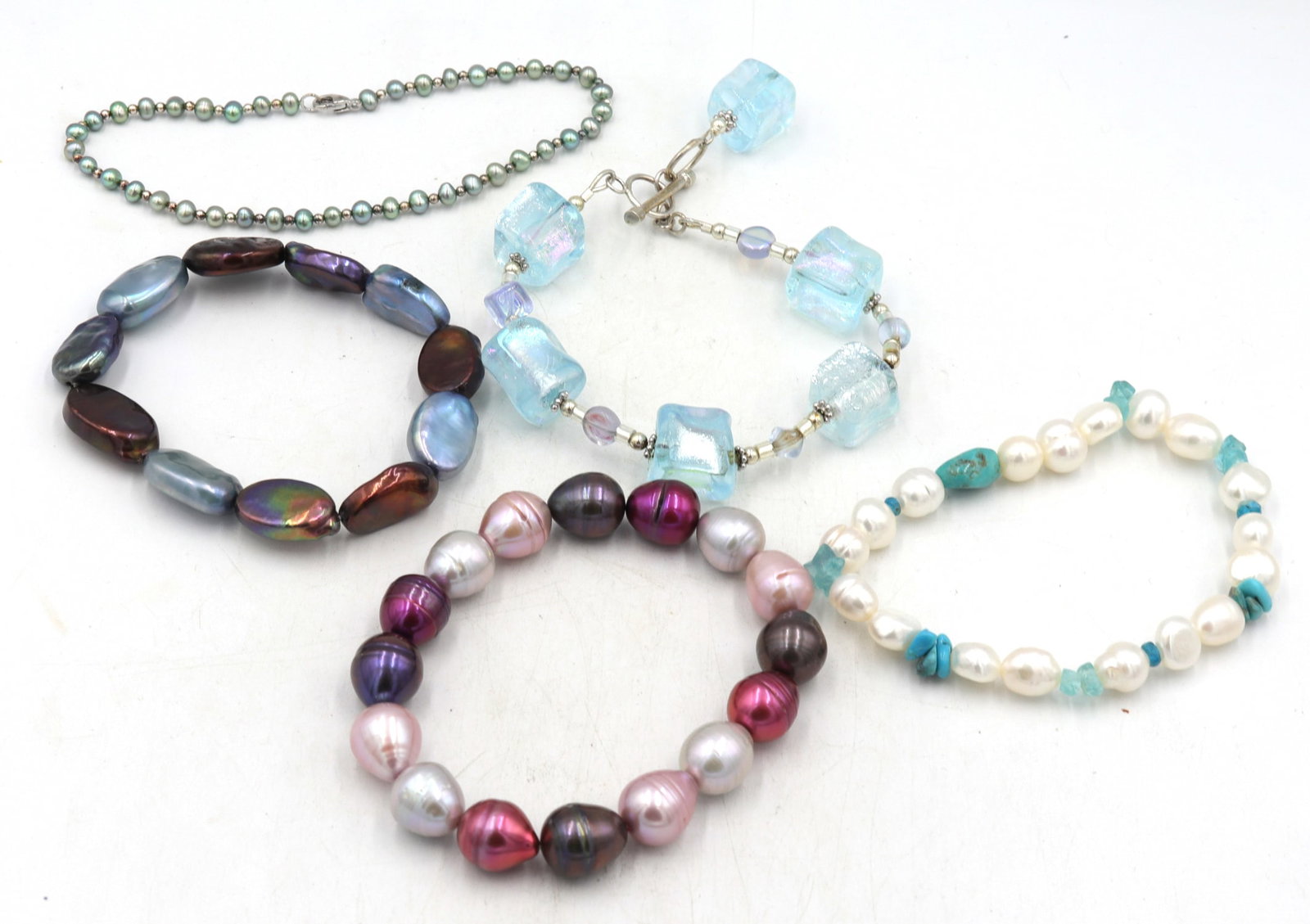 Group lot of 5 Pearl bracelets: Group lot of 5 Pearl bracelets. Total weight of lot is 106.2 grams.