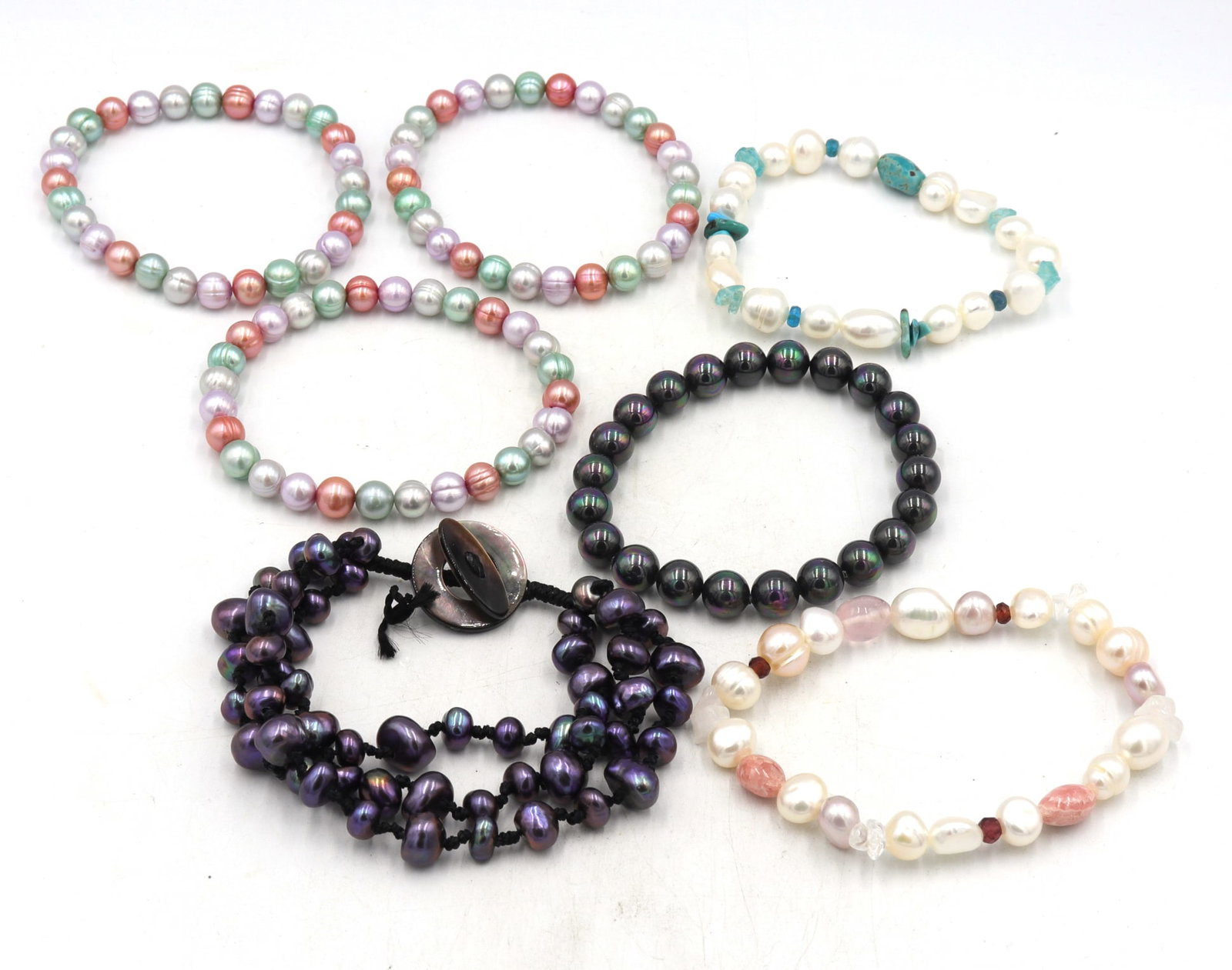 Group lot of 7 multi color Pearl bracelets (1 of 7)