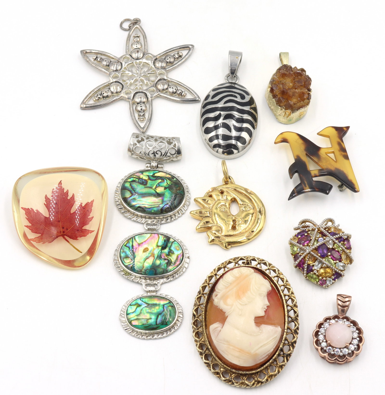 Group lot of Fashion jewelry: Group lot of Fashion jewelry. Pendants and brooches. Total weight of lot is 131.6 grams.