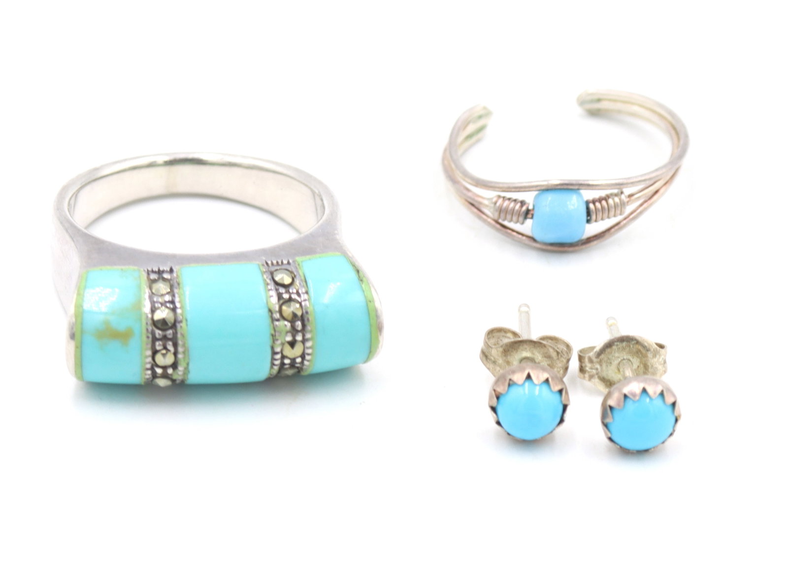 Vintage 925 sterling silver mixed jewelry: Vintage 925 sterling silver mixed jewelry. 2 Rings and stud earrings. Total weight of lot is 10 grams.