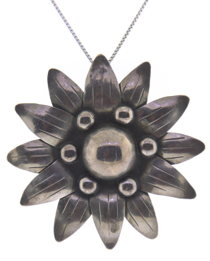 Vintage 925 Sterling Silver Sun Flower Pendant on Chain: Vintage 925 Sterling Silver Signed Sun Flower Pendant Brooch on 18" Box Chain Necklace. Total weight of Necklace 20.40 Grams.