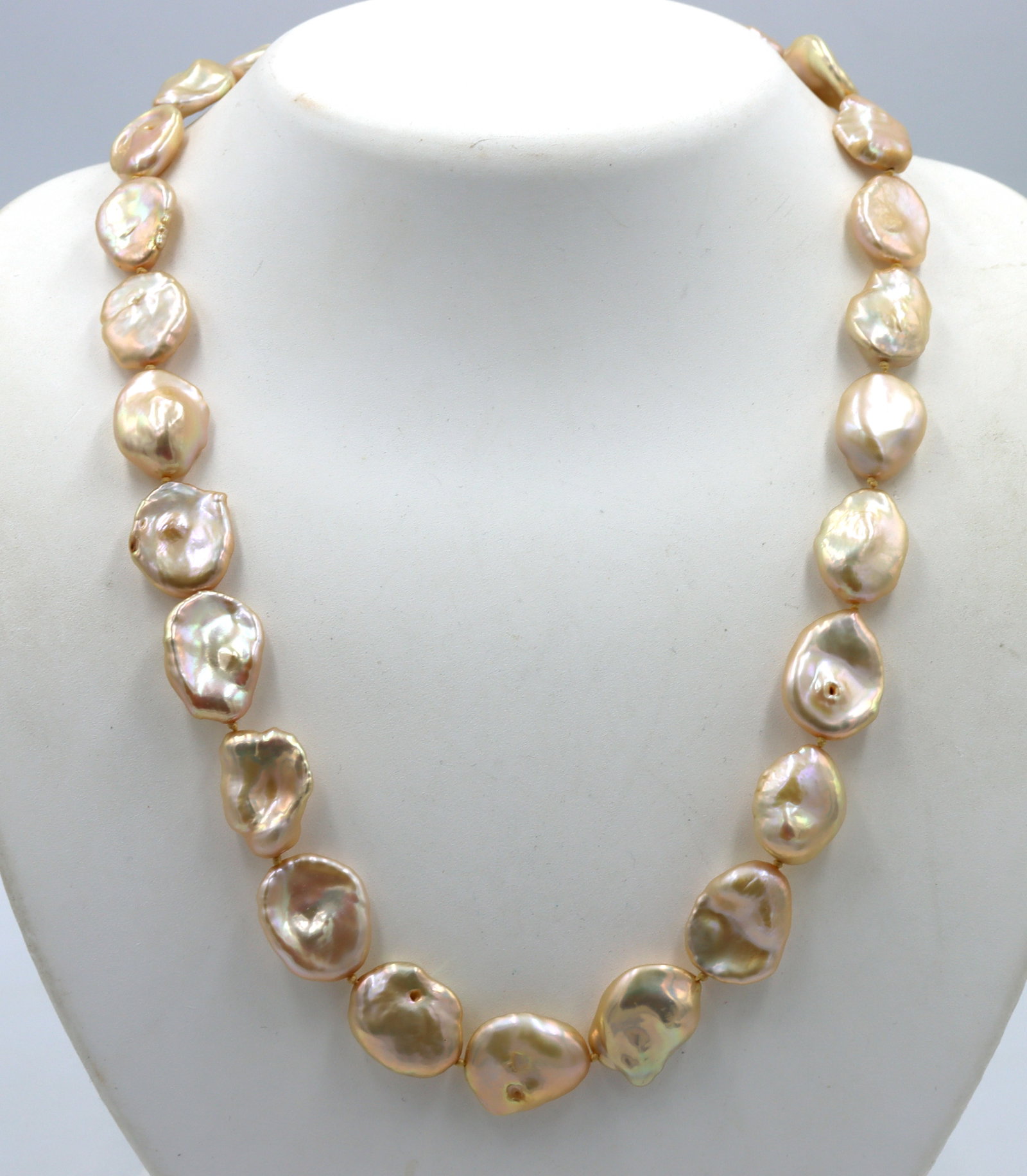 Honora pearl necklace with sterling silver clasp: Honora pearl 18-inch necklace with signed 925 sterling silver clasps. The total weight of the necklace is 49.3 grams.
