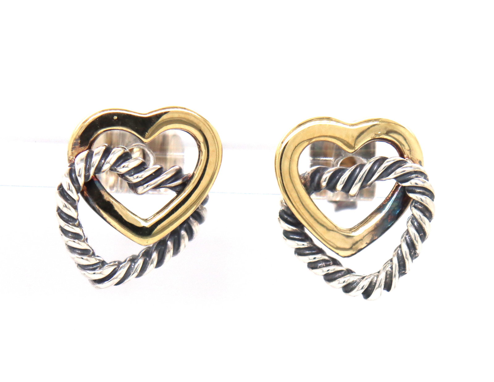 David Yurman 2 tone double heart stud earrings: David Yurman 2 tone double heart stud earrings. The total weight of the earring is 2.70 grams.