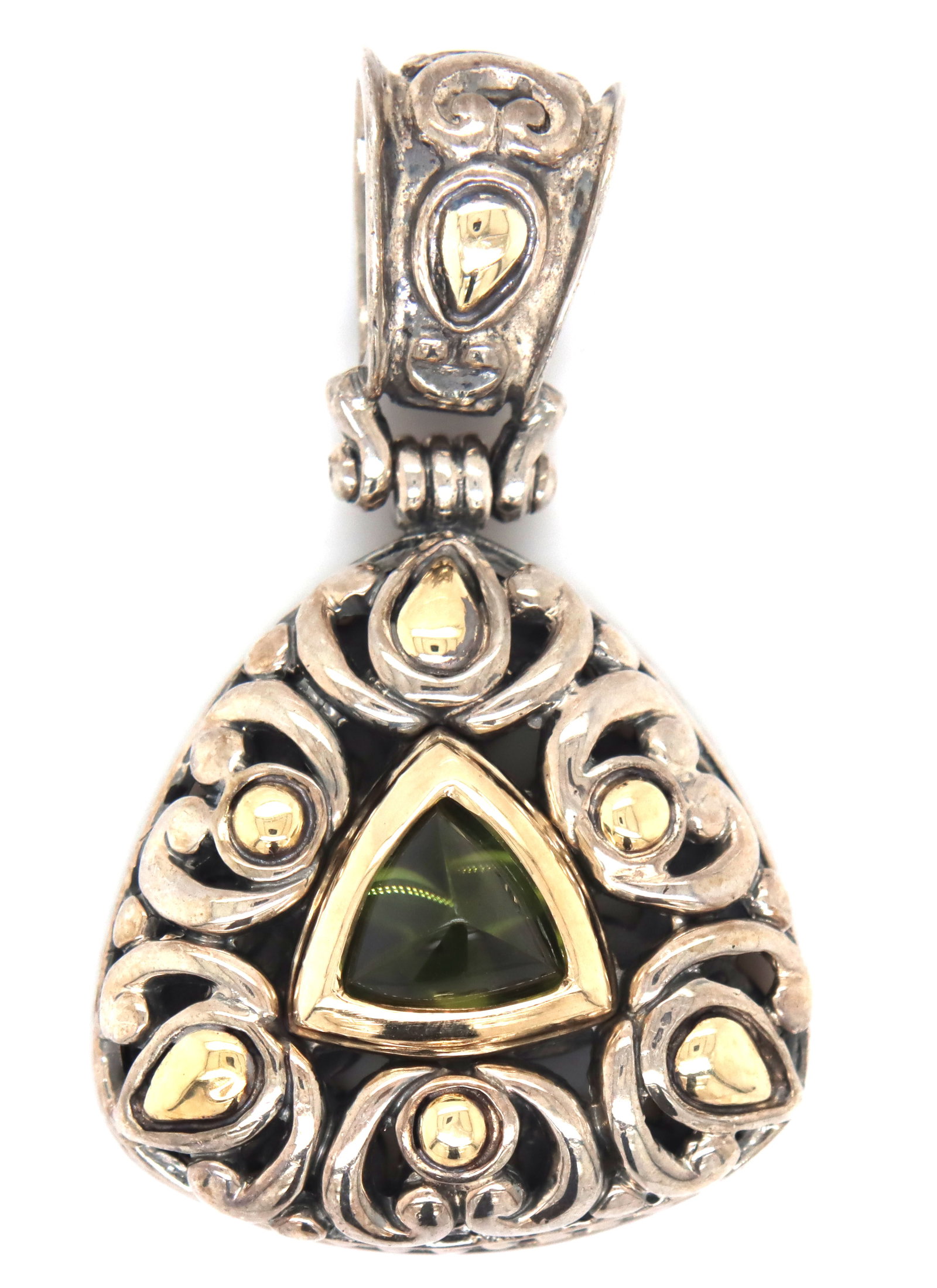 John Hardy peridot pendant: John Hardy peridot pendant in 925 sterling silver. The total weight of the pendant is 10.33 grams.
