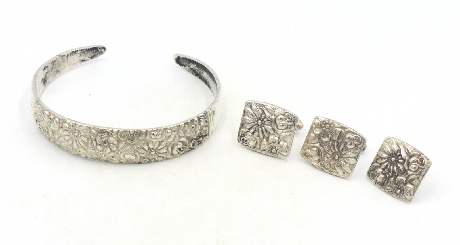 Group lot of Vintage 925 sterling silver jewelry: Group lot of Vintage 925 sterling silver jewelry. Cuff bangle. Cuff links and tie pin. The total weight of the lot is 43.90 grams.