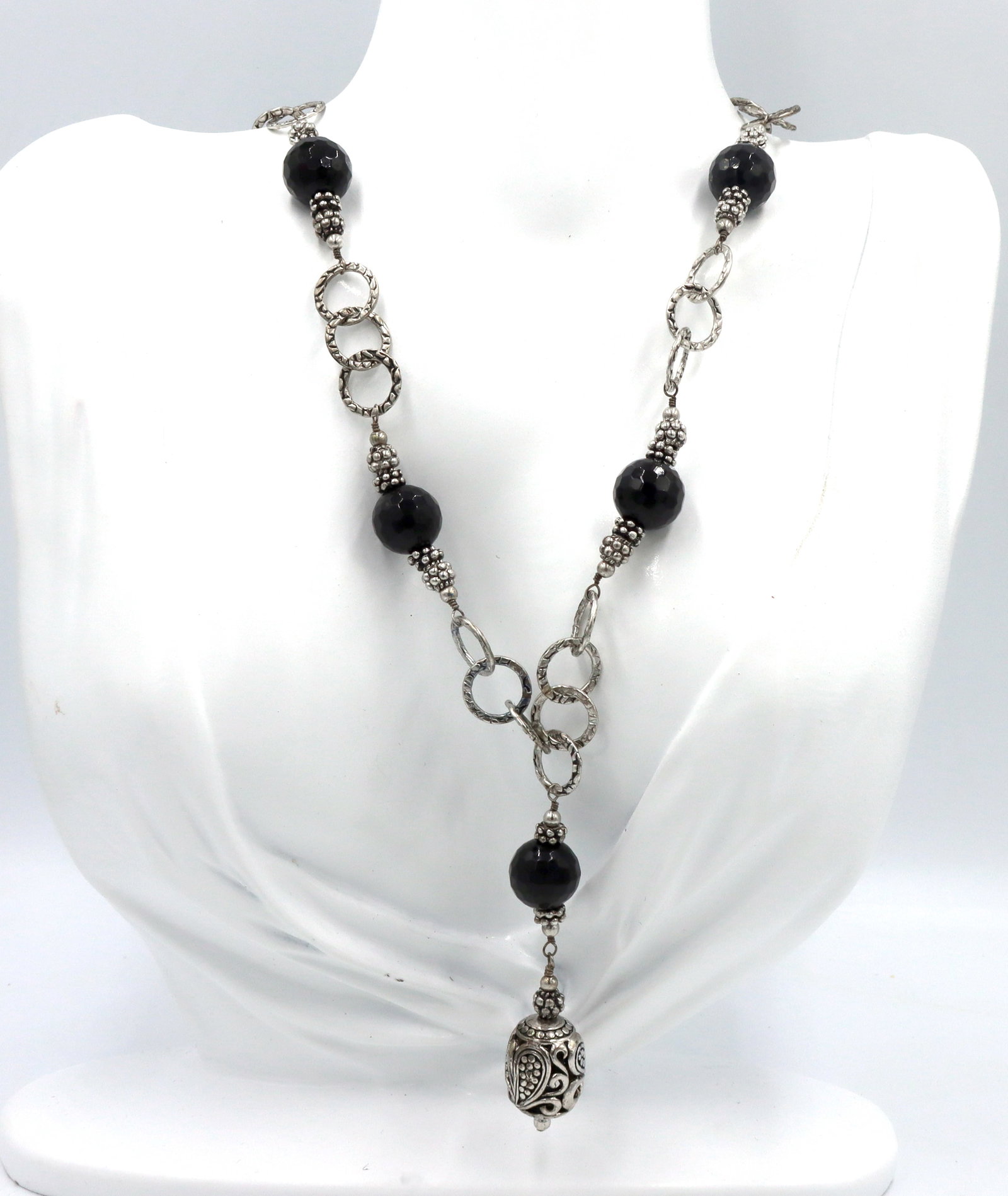 925 Sterling silver black onyx lariat necklace: 925 Sterling silver black onyx lariat necklace with toggle clasp. The total weight of the necklace is 47.9 grams.
