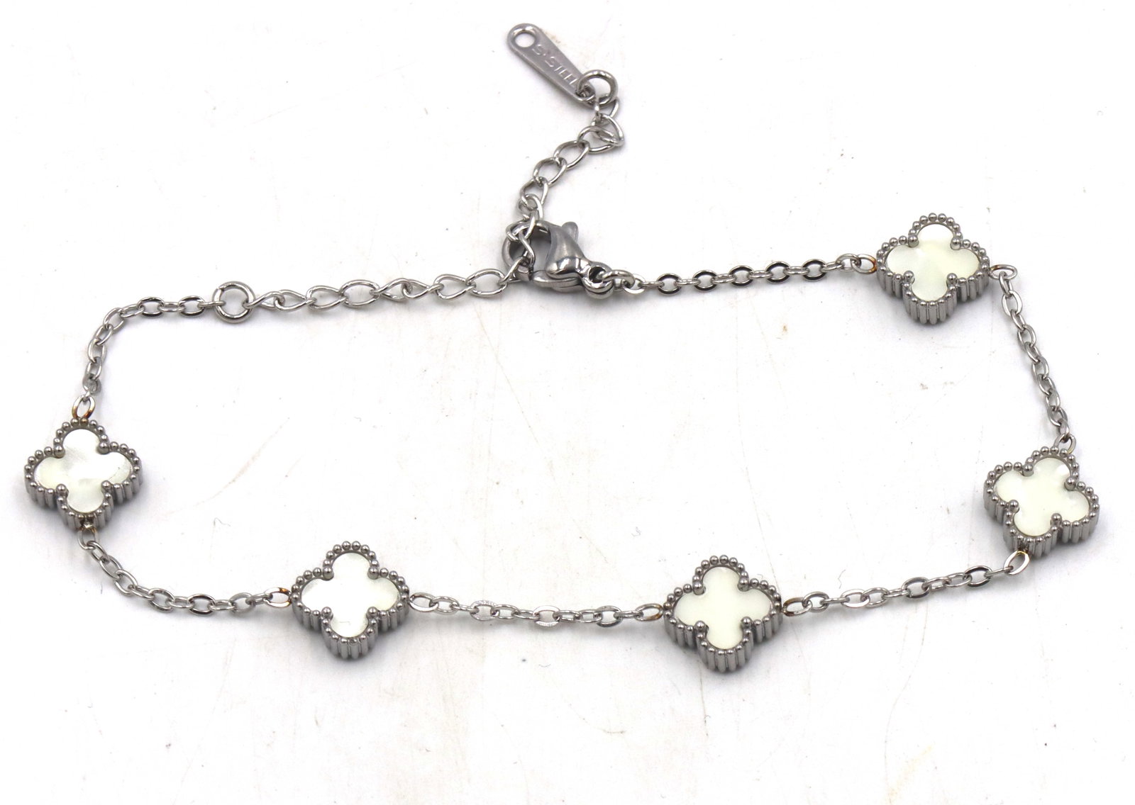 Stainless steel 5 clover adjustable bracelet: Stainless steel 5 clover adjustable 7-8 inch bracelet. The total weight of the bracelet is 4 grams.