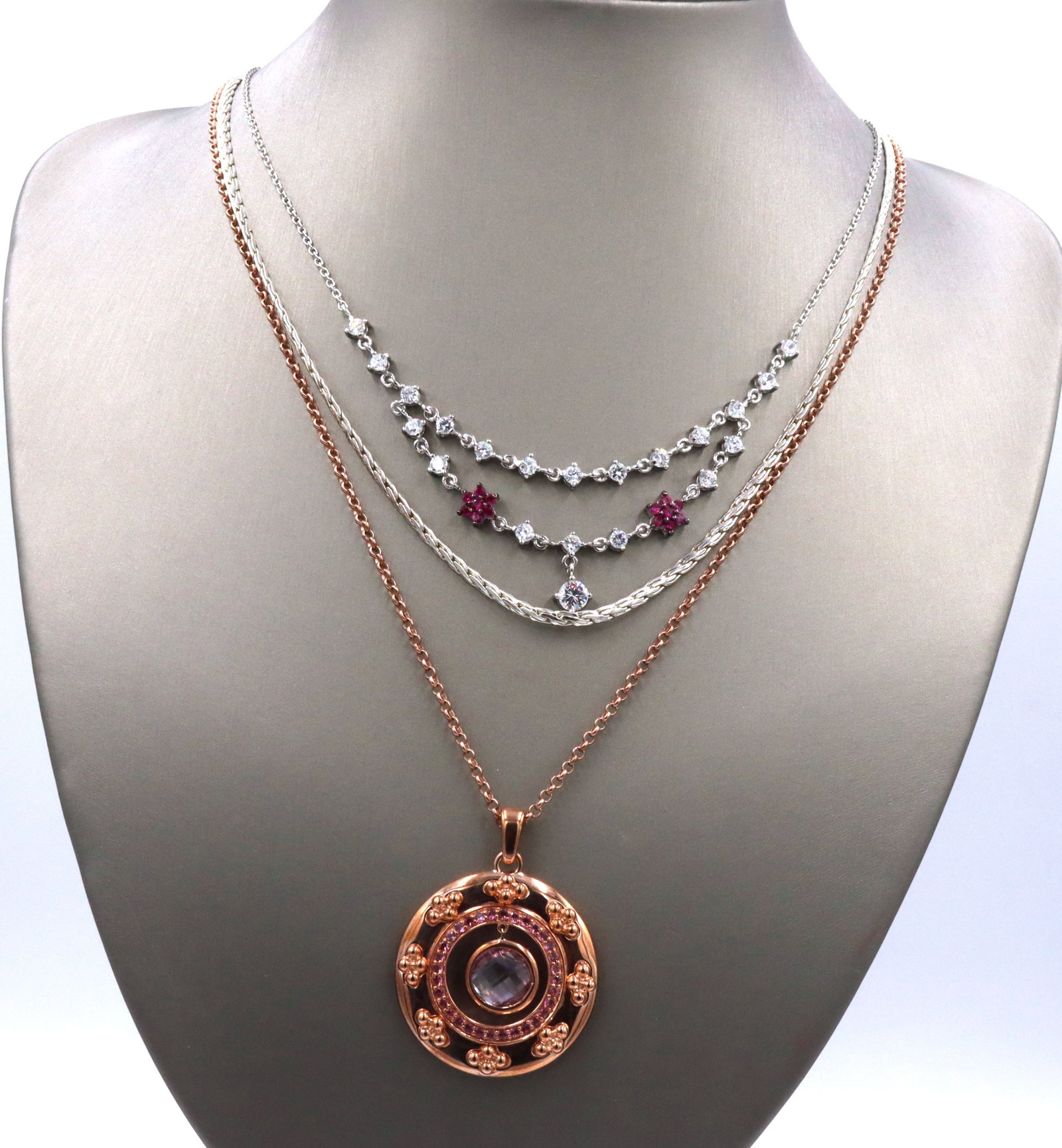 Lot of 3 Vintage 925 sterling silver necklaces: Lot of 3 Vintage 925 sterling silver necklaces. The total weight of the lot is 34.5 grams.
