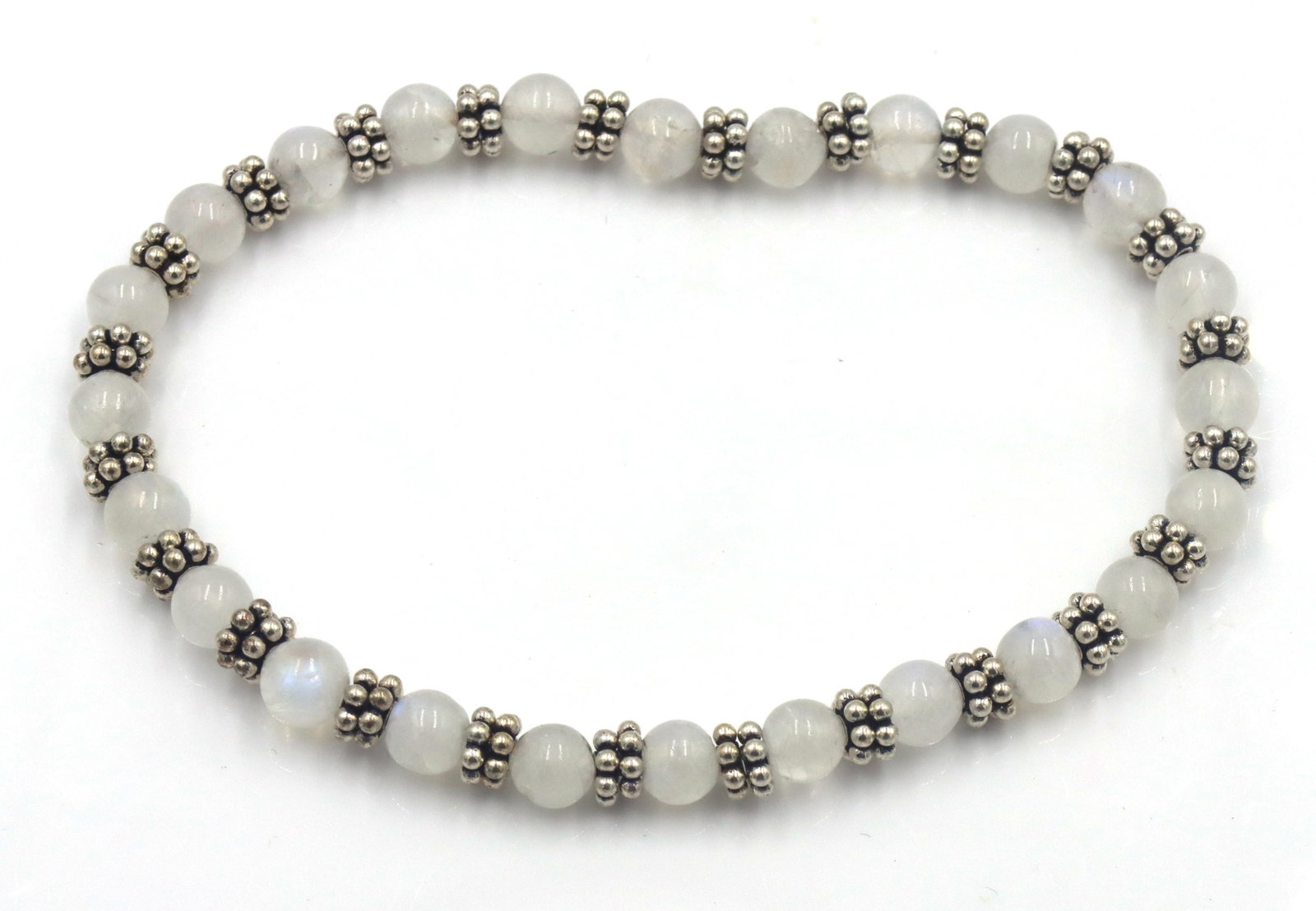 Pearl and silver beaded bracelet: Pearl and silver beaded bracelet. The total weight of the bracelet is 13.1 grams.