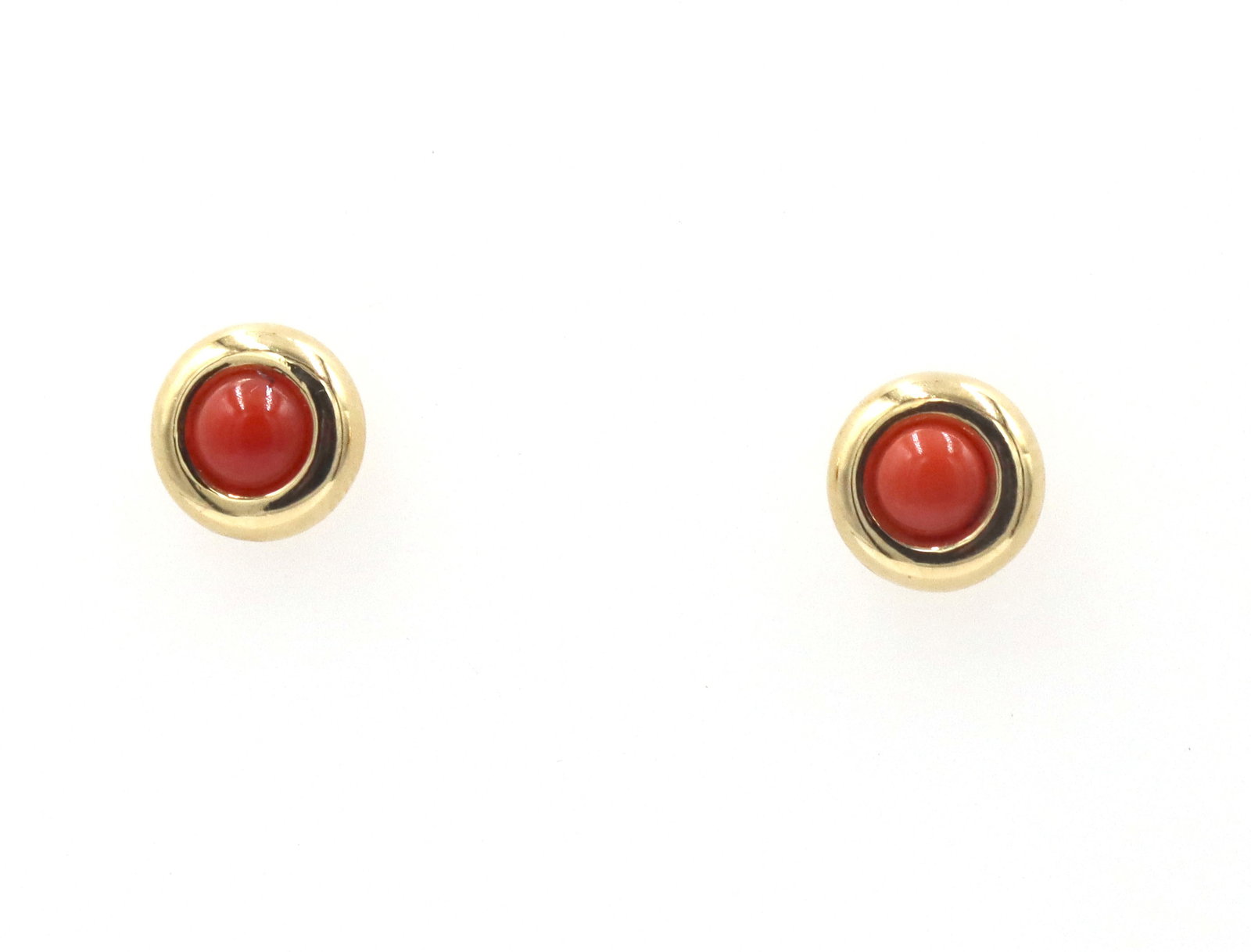 18kt Yellow gold Coral stud earrings: 18kt Yellow gold Coral stud earrings. The total weight of the earrings is 0.80 grams.