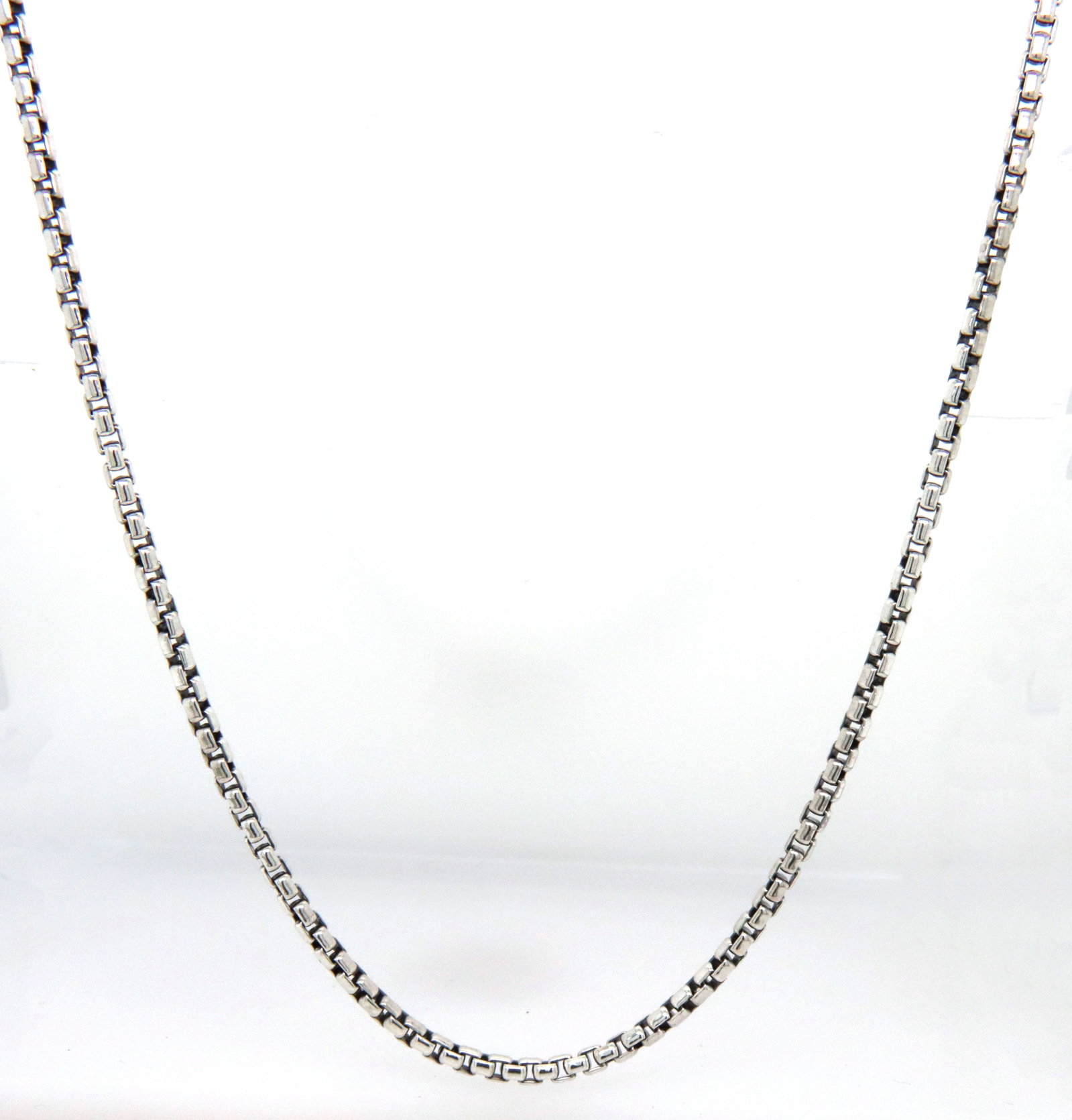David Yurman box chain necklace in 925 sterling silver: David Yurman 18-inch box chain necklace in 925 sterling silver. The total weight of the necklace is 13.60 grams.
