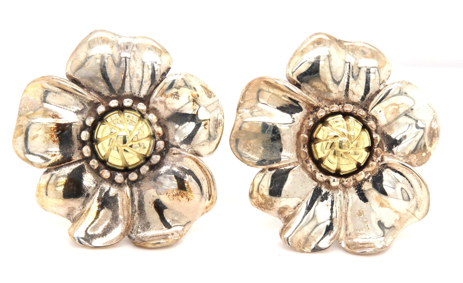 925 Sterling silver and 18kt flower earrings: 925 Sterling silver and 18kt flower earrings. The total weight of the earrings is 12.20 grams.
