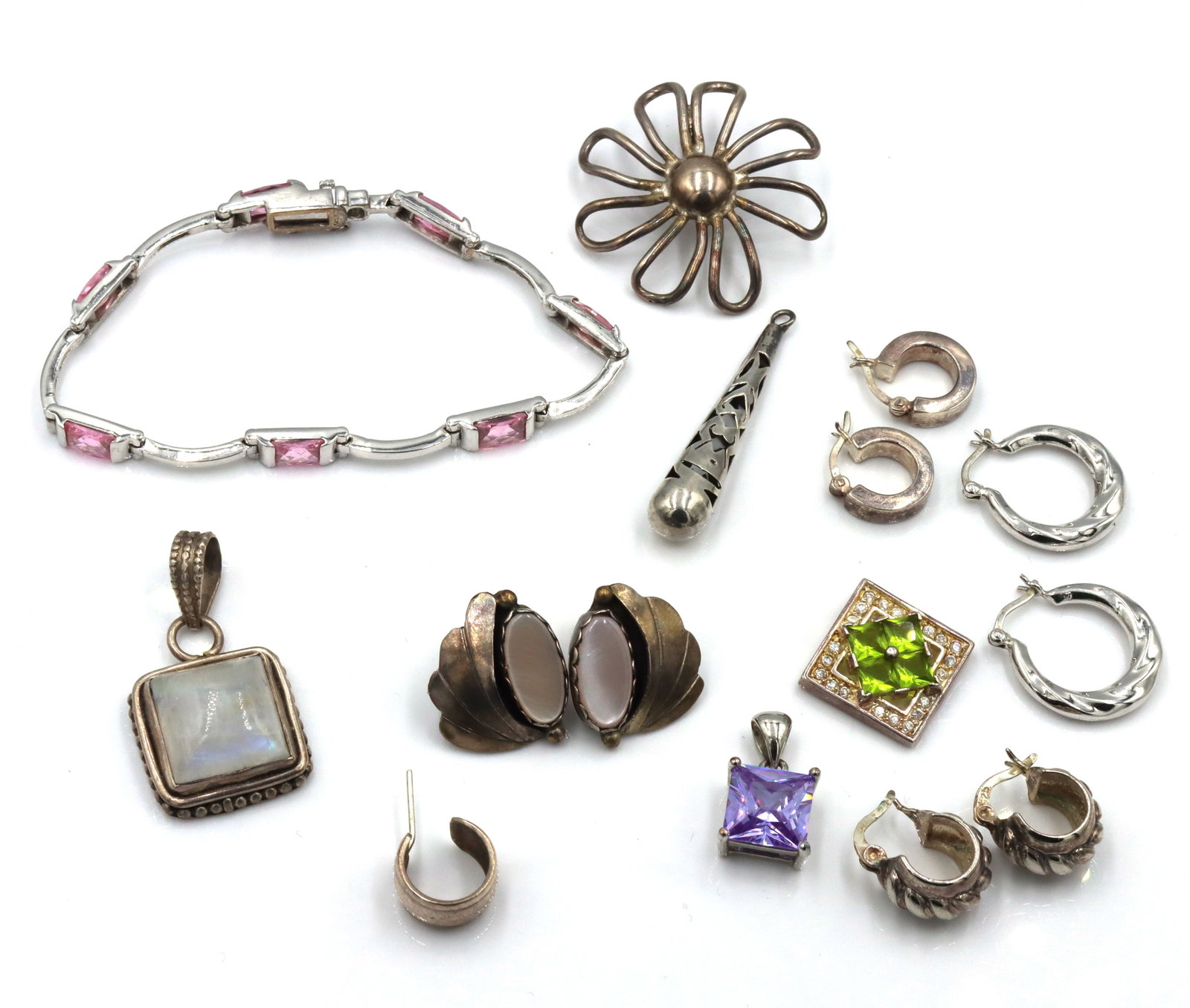 Vintage 925 sterling silver group lot of mis jewelry: Vintage 925 sterling silver group lot of mis jewelry. 7-inch bracelet. 4 pairs of earrings. 3 pendants and brooch. The total weight of the lot is 55.7 grams.