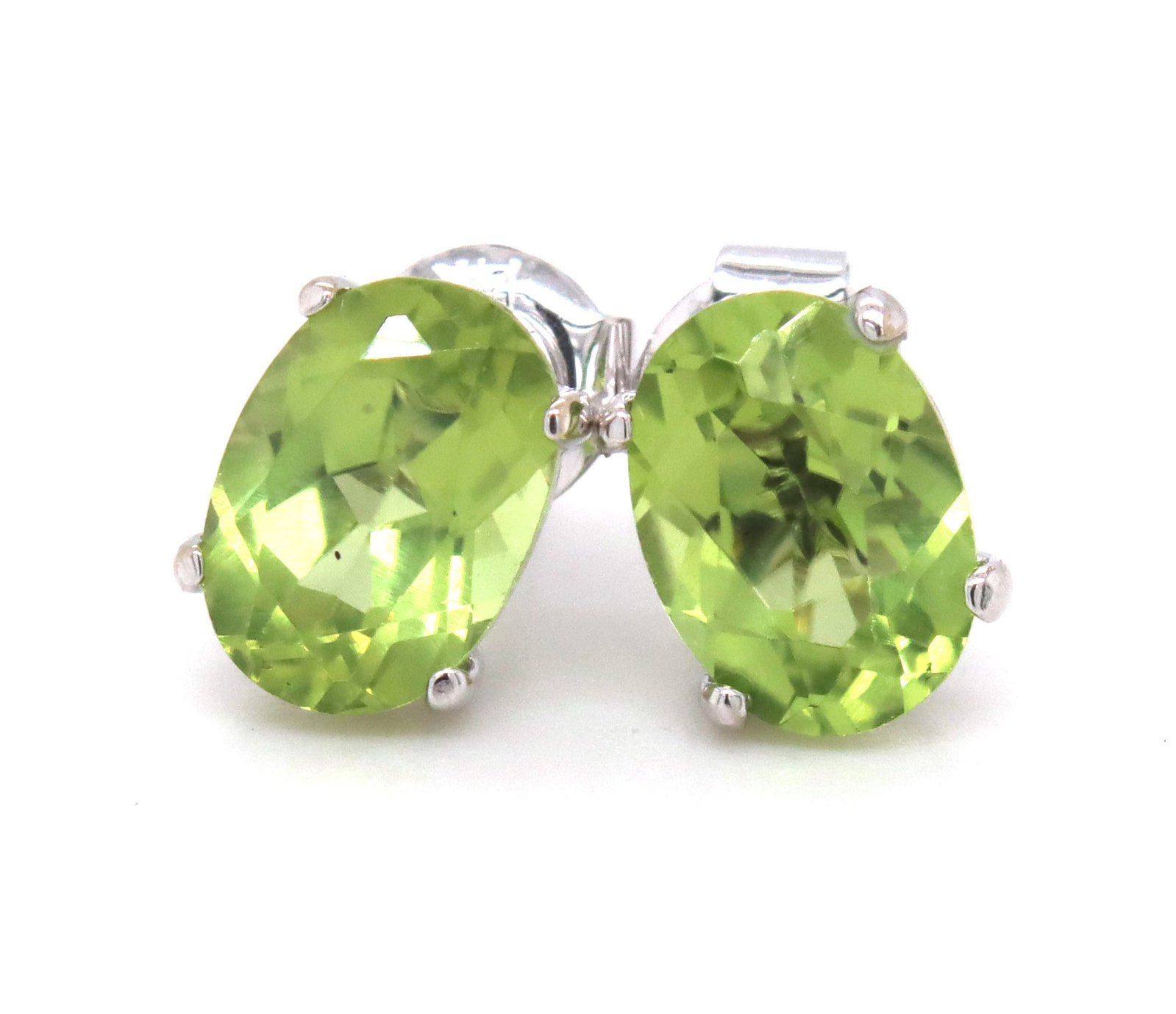 14kt White gold oval peridot stud earrings: 14kt White gold oval peridot stud earrings. The total weight of the earrings is 1.1 grams.
