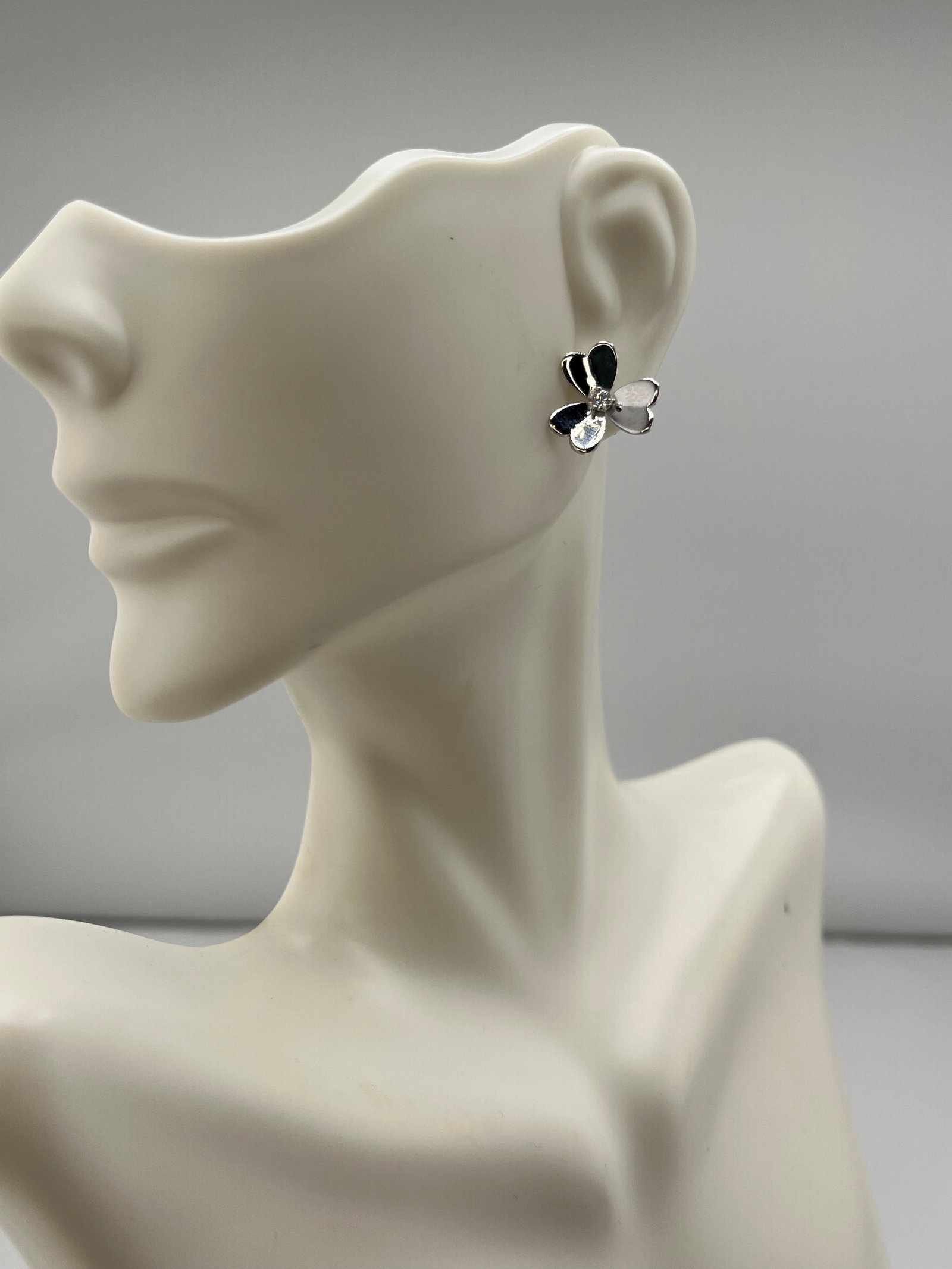 925 Sterling Silver Set Of Pendant And Earrings Floral With heart Shape Petals: 925 Sterling Silver Set Of Pendant And Earrings, Floral Heart Shape Petals With CZ Center, 4.9 grams. 16 inches