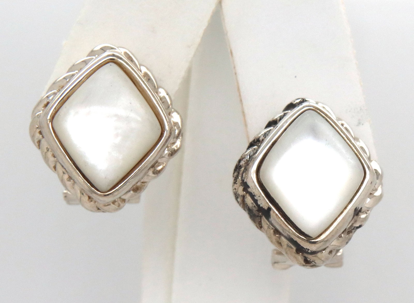 925 Sterling silver Mother of pearl cable classic earrings: 925 Sterling silver mother of pearl cable classic earrings. The total weight of the earrings is 8.80 grams.