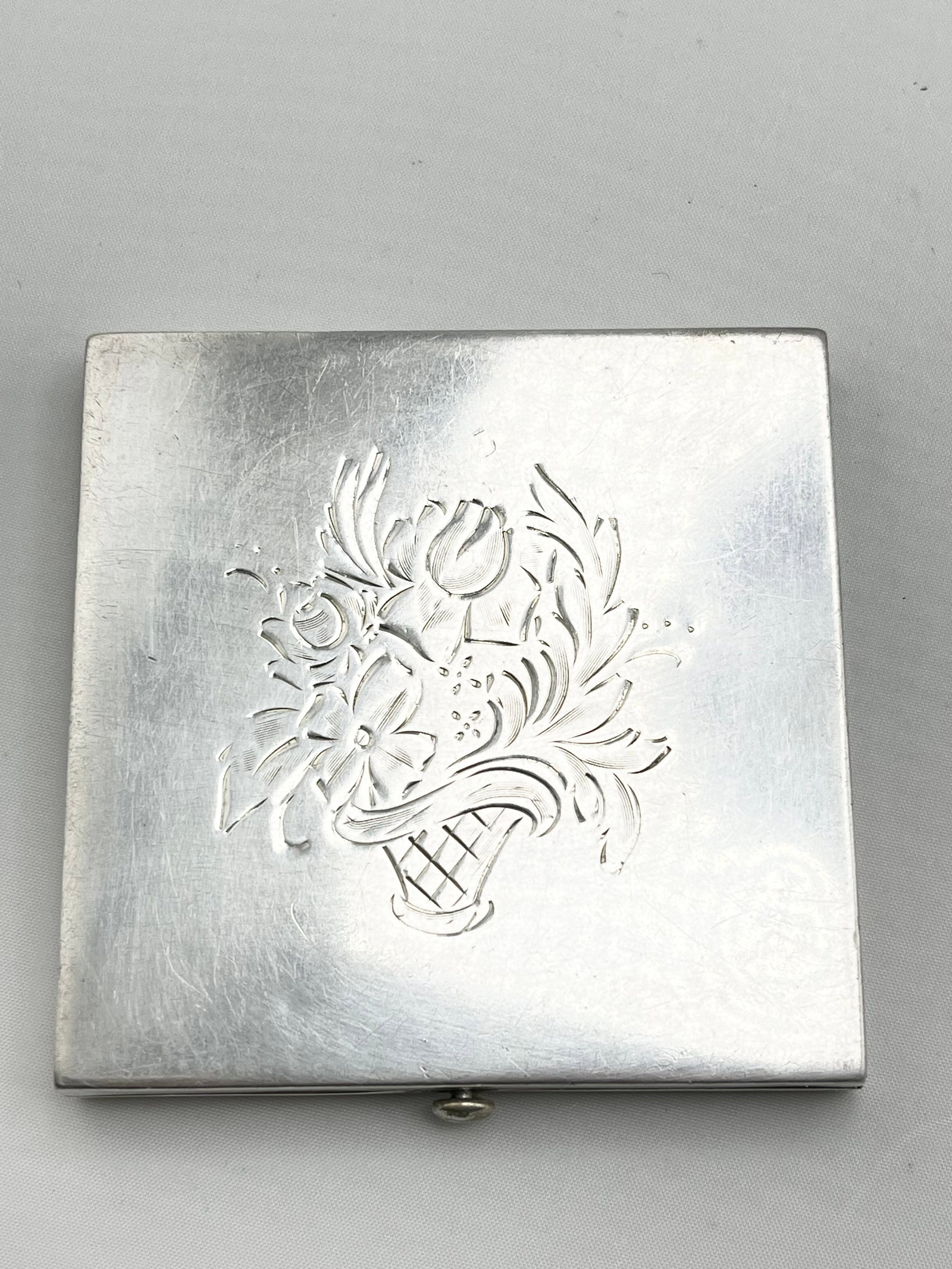 Sterling Silver Engraved Wadsworth Vanity Case Powder Compacts: Sterling Silver engraved Wadsworth Vanity Case Hinged Lid with Ornate Etched Floral design. 138.7 grams Size 3" By 3"