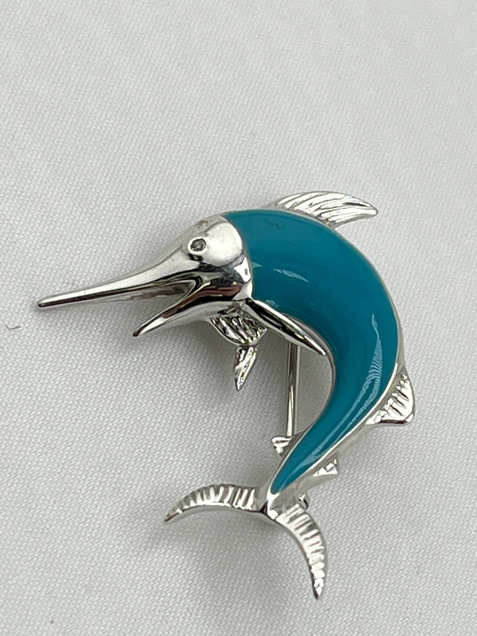 14KT White Gold Le Vian Blue Enamel Sworfish Brooch: 14KT White Gold Vintage Le Vian Blue Enamel Sworfish Brooch. 4.5 garms