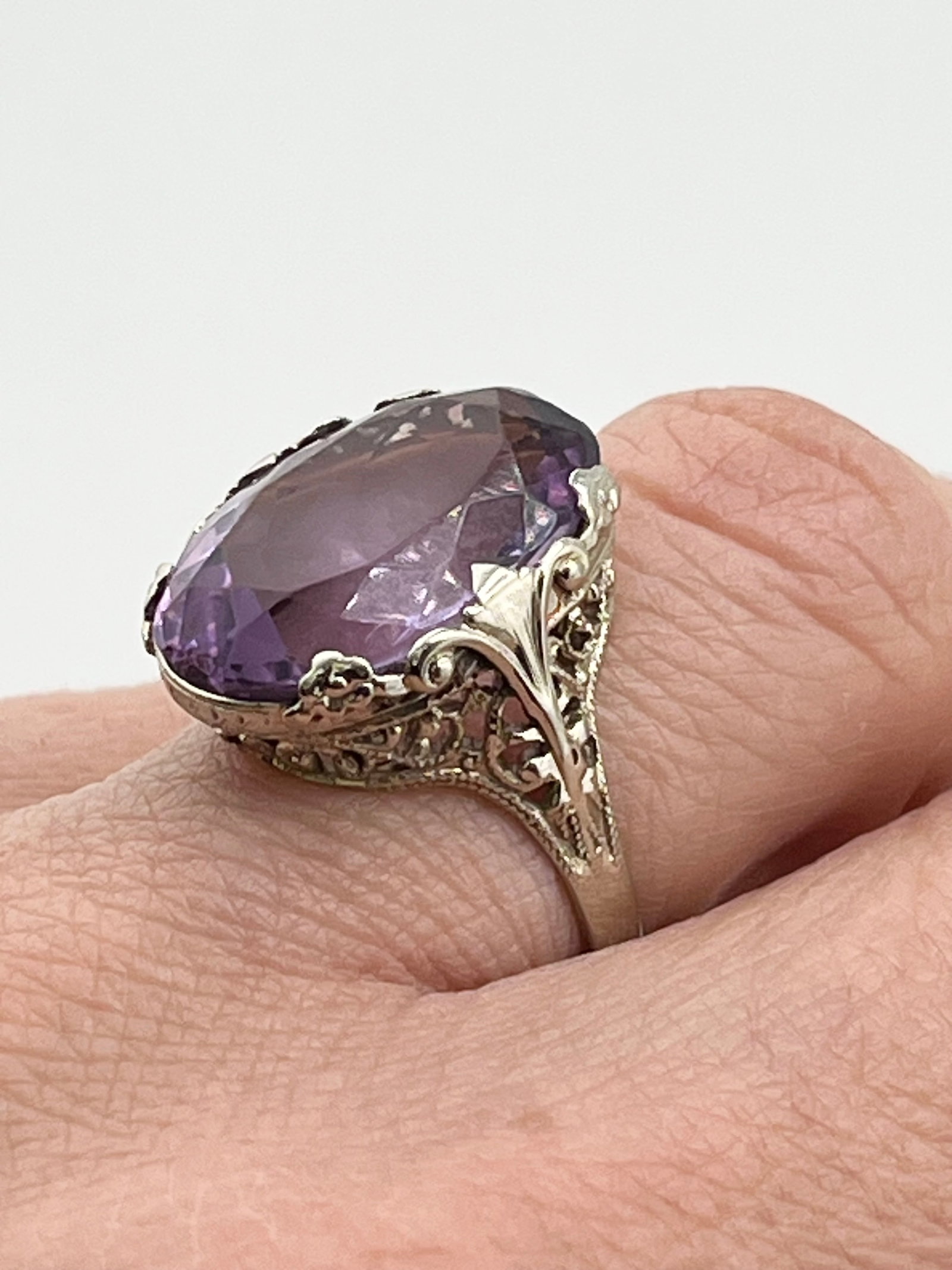 14KT White Gold Art Deco Filigree Design Amethyst Ring: 14KT White Gold Art Deco Filigree Design Oval Amethyst Ring. 5.6 grams. Size: 7