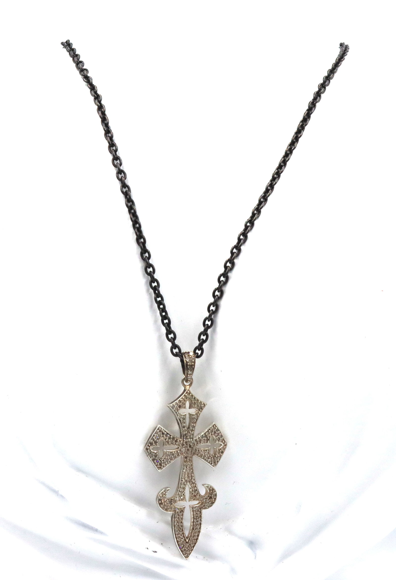 925 Sterling silver diamond accent cross pendant on chain: 925 Sterling silver diamond accent cross pendant on 20-inch chain necklace. The total weight of the necklace is 13.81 grams.