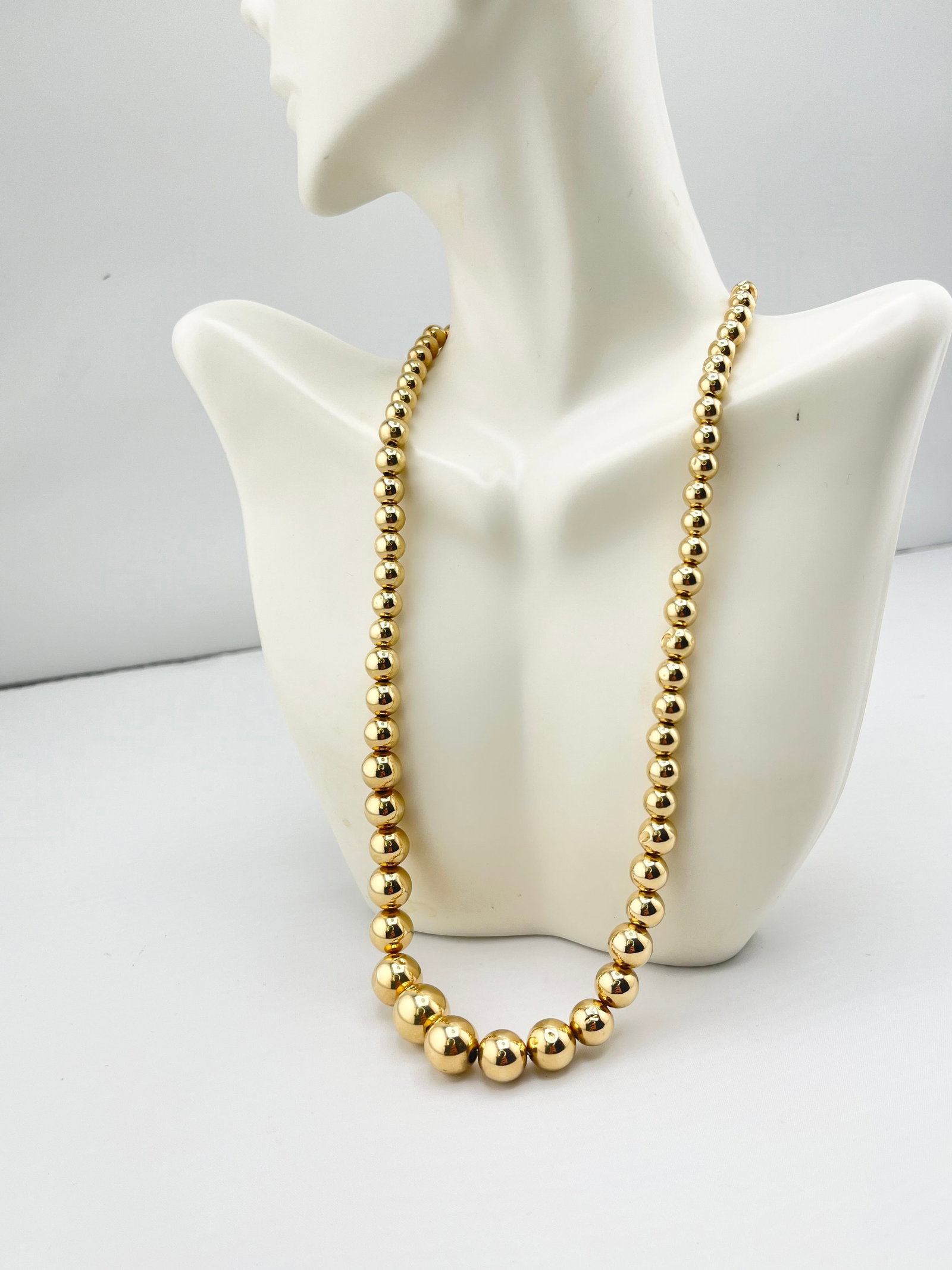 14KT Yellow Gold Gratuated Round Polished Gold Bead Necklace: 14KT yellow Gold Graduated Round Polished Gold Bead Necklace With Elegant Silhouette Look. 12 grams . 18 inches