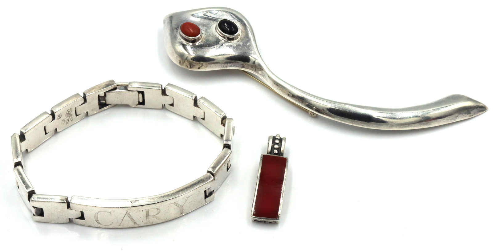 Group lot of Vintage 925 sterling silver mis jewelry: Group lot of Vintage 925 sterling silver mis jewelry. Pendant. Signed Mexico brooch and engraved 8-inch bracelet. The total weight of the lot is 97.9 grams.