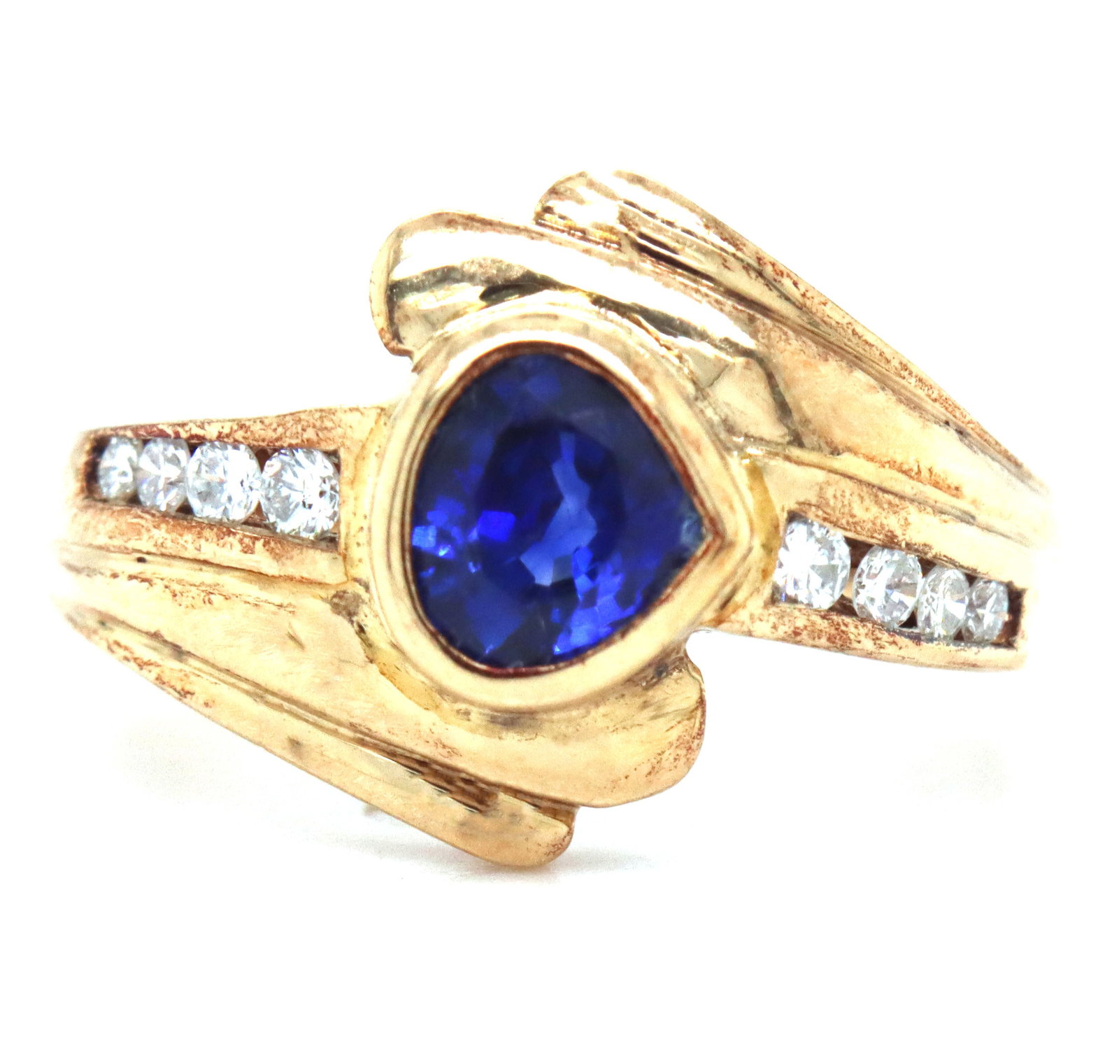 18kt Yellow gold blue sapphire and diamond ring: 18kt Yellow gold blue sapphire and diamond ring. The total weight of the ring is 4.9 grams. Ring size 6".