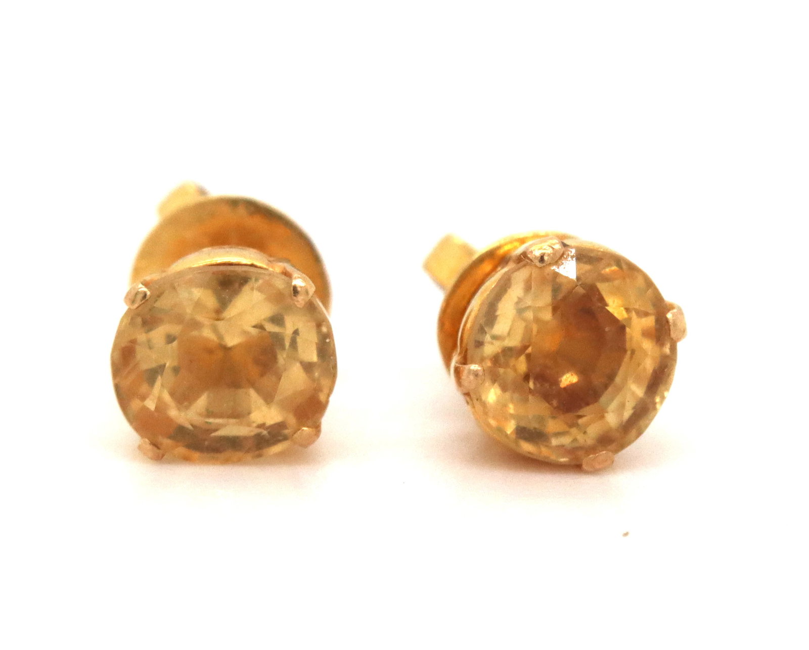 18kt Yellow gold round brilliant cut Citrine stud earrings: One pair of 18kt yellow gold approximate 1ctw round brilliant cut Citrine stud earrings. The total weight of the earrings is 1.5 grams.