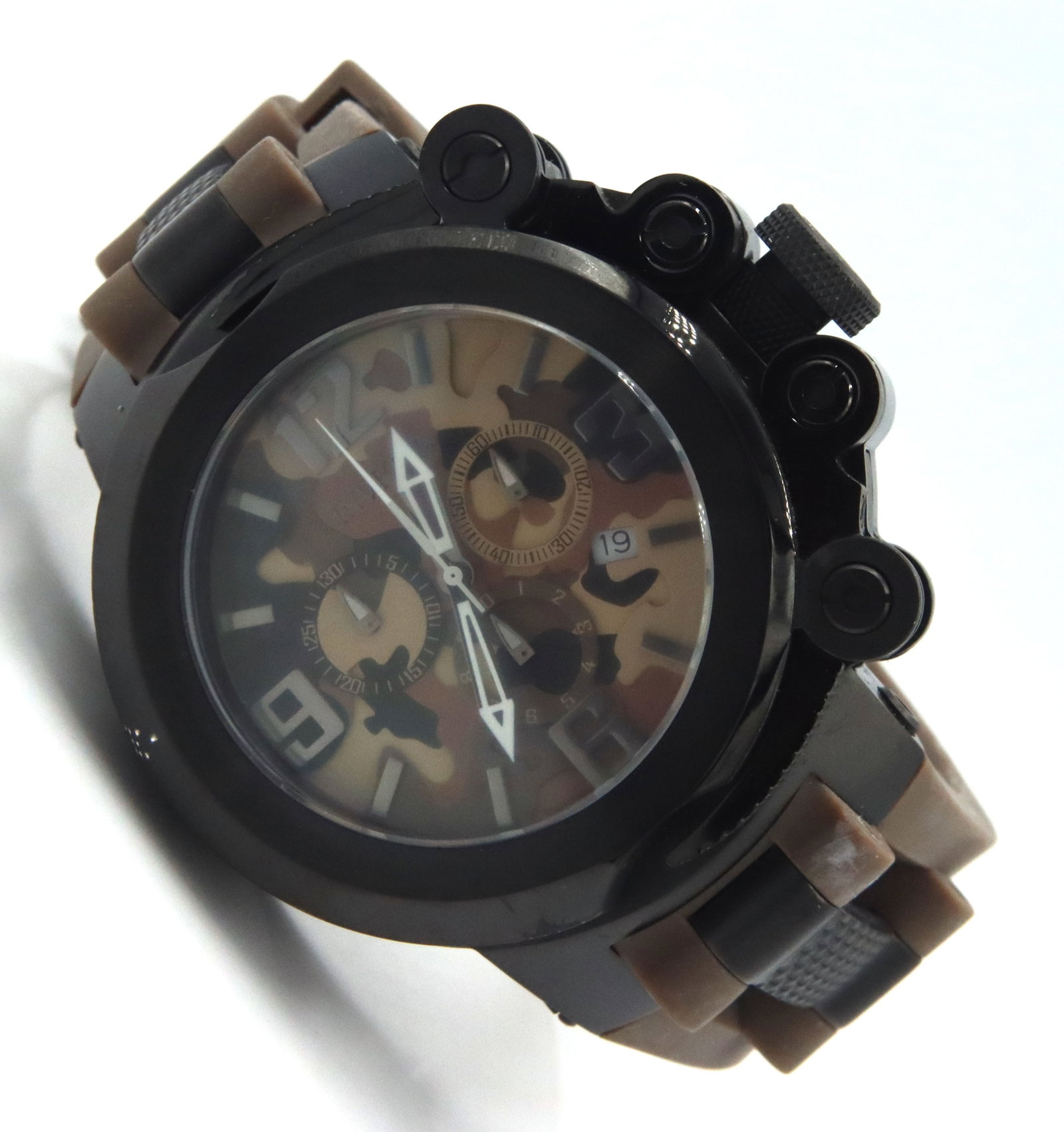 Invicta Coalition forces men watch - 2