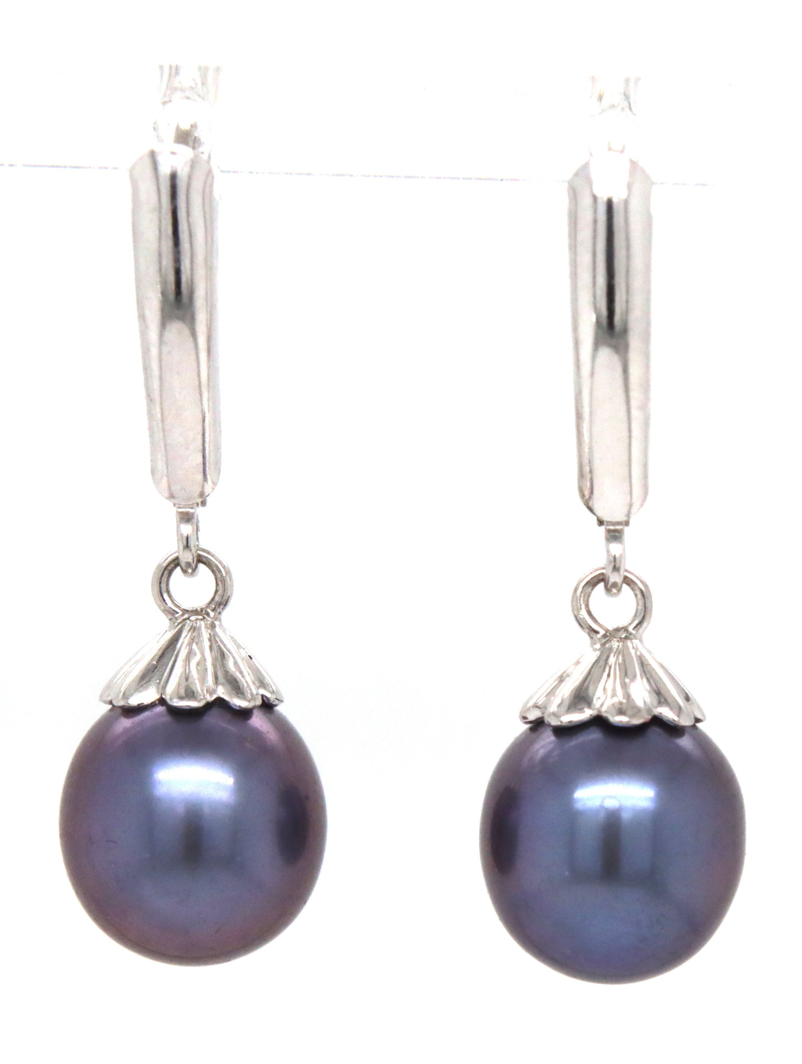 925 Sterling silver Pearl dangle earrings: 925 Sterling silver grey fresh water Pearl dangle earrings. The total weight of the earrings is 3.8 grams.