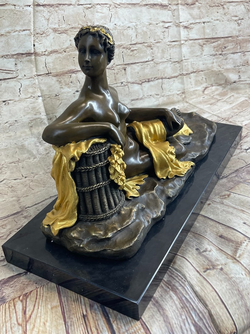Sculpture of Napoleon`s sister in the Galleria Borghese Rome Italy: Condition: This sculpture is in perfect condition Bronze Dimensions with Marble Base: Height 13" X Width 19" Marble Dimensions: Diameter 19" Height without base:11" Weight :43 LBS Inventory:14DS190BG9