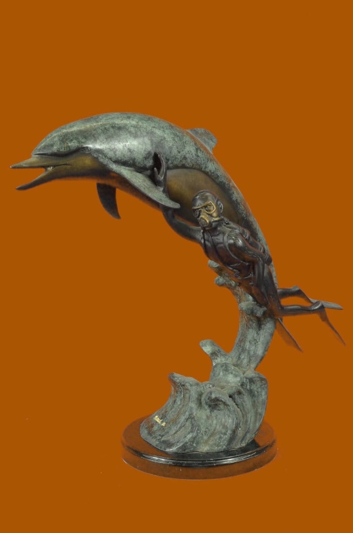 Statue, MKV Diver, "On the Move", Bronze, with Large Whale Figurine Marble Figur: Condition: This sculpture is in a Perfect condition. Bronze Dimensions with Marble Base:Height 18" x Width 24" Marble Dimensions: Diameter 8.5". Height without base: 17" Weight : 20 LBS Inventory : 61