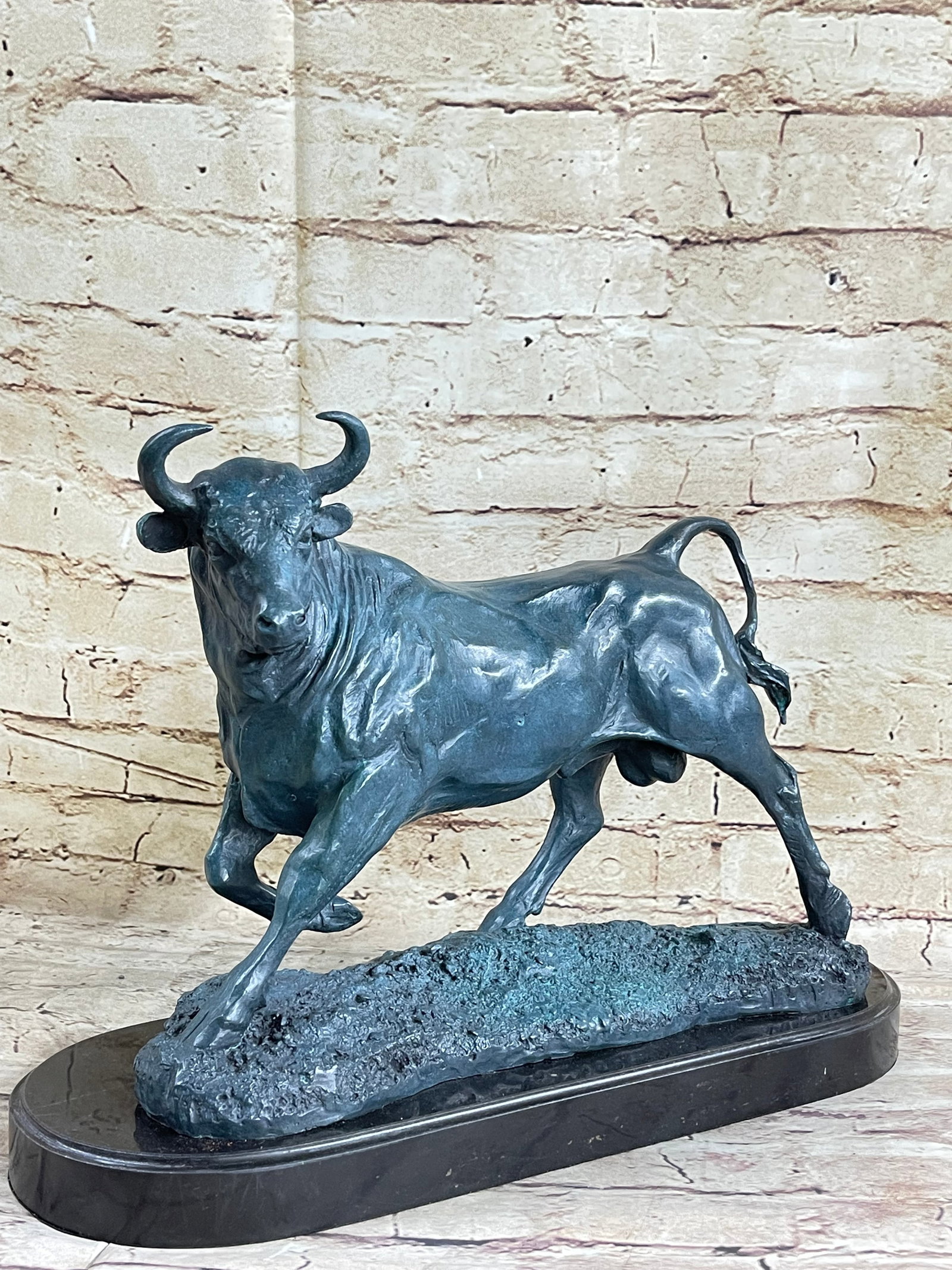 PABLO PICASSO HOMMAGE - BRONZE SCULPTURE - " THE BIG BULL " - 100 % BRONZE SALE: Condition: This sculpture is in perfect condition Bronze Dimensions with Marble Base: Height 11" X Width 16" Marble Dimensions: Diameter 14" Height without base: 10" Weight : 21 LBS Inventory : 21DW01
