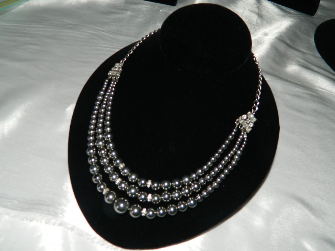 Vintage Lia Sophia Pearl Necklace: Beautiful and classy jewelry
