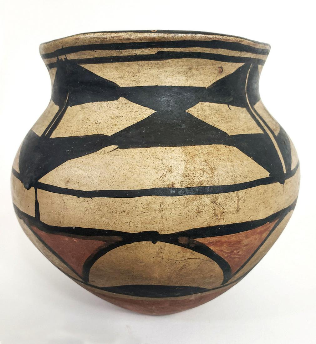 Santo Domingo Pueblo Pottery Jar (1 of 5)