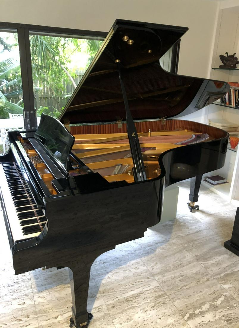 Shigeru Kawai Grand Piano S-K7: Shigeru Kawai Grand Piano model S-K7. Owned by a well known classical pianist. Outstanding condition. Please see images to view professional assessment. Please see this linkhttps://pianopricepoint.com