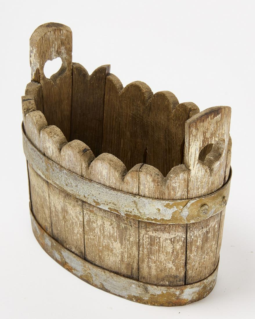 Oval Strawberry Bucket (1 of 4)