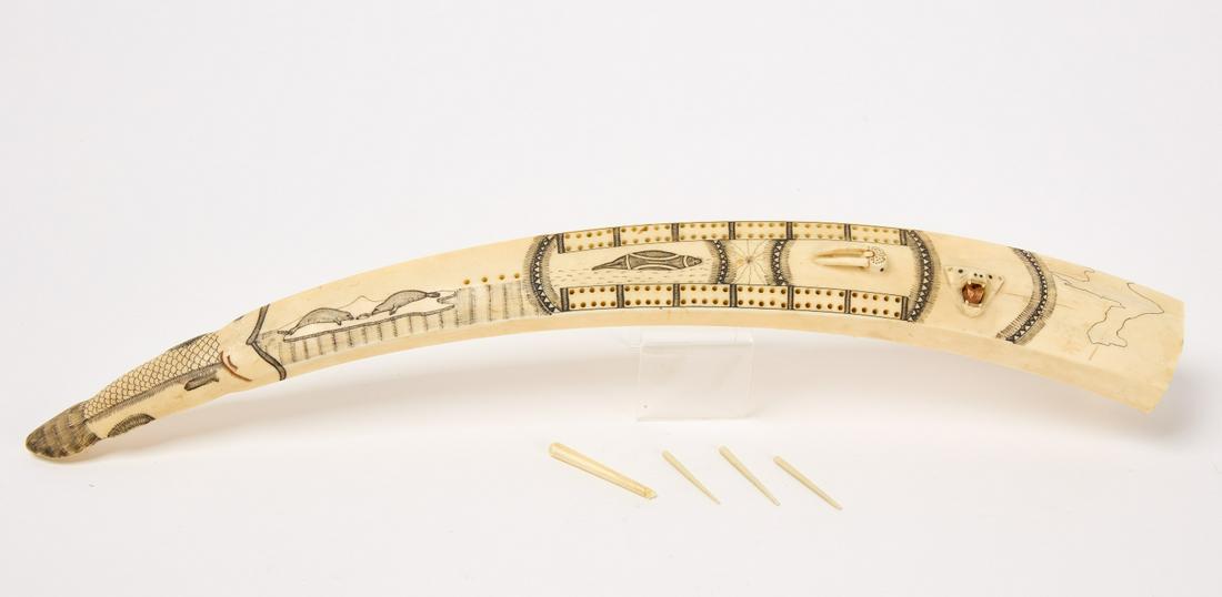Fine Alaskan Scrimshaw Cribbage Tusk: Fine Alaskan scrimshaw cribbage tusk. L 20". Condition: Excellent condition. One support foot missing. Copy and paste link for high-res images: https://www.dropbox.com/scl/fo/dsvp0il1gin3qkh01juye/h?d